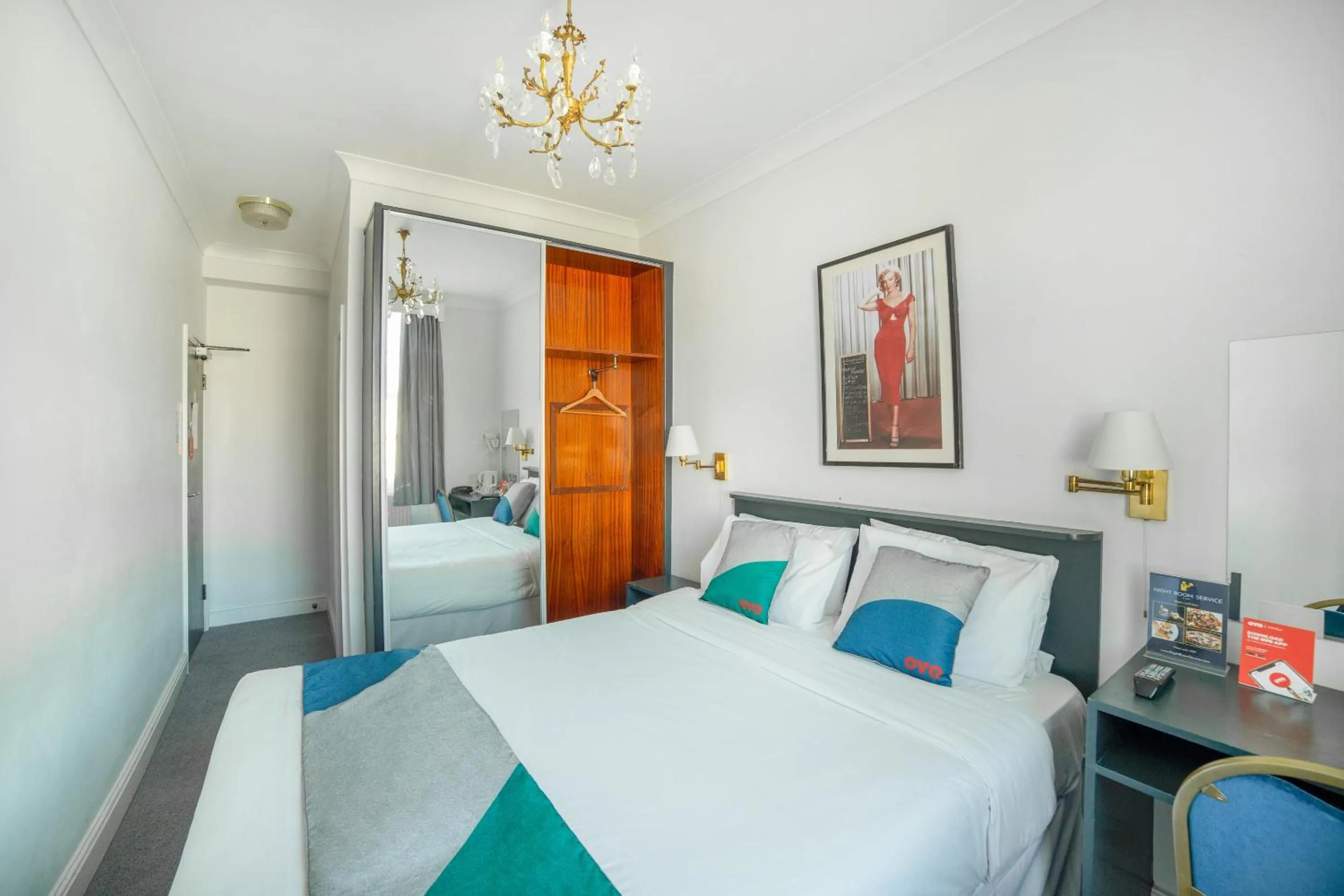 Bedroom, Bed in St George's Hotel