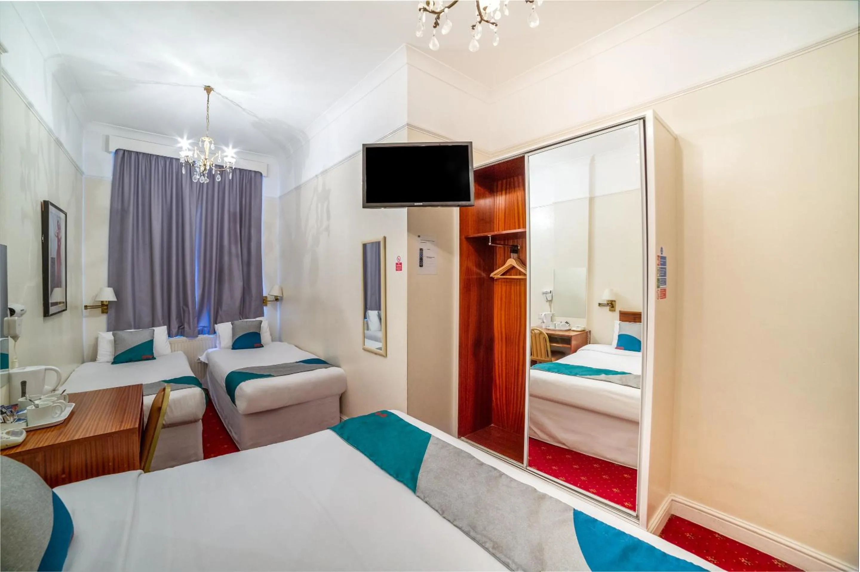 Bedroom, Bed in St George's Hotel