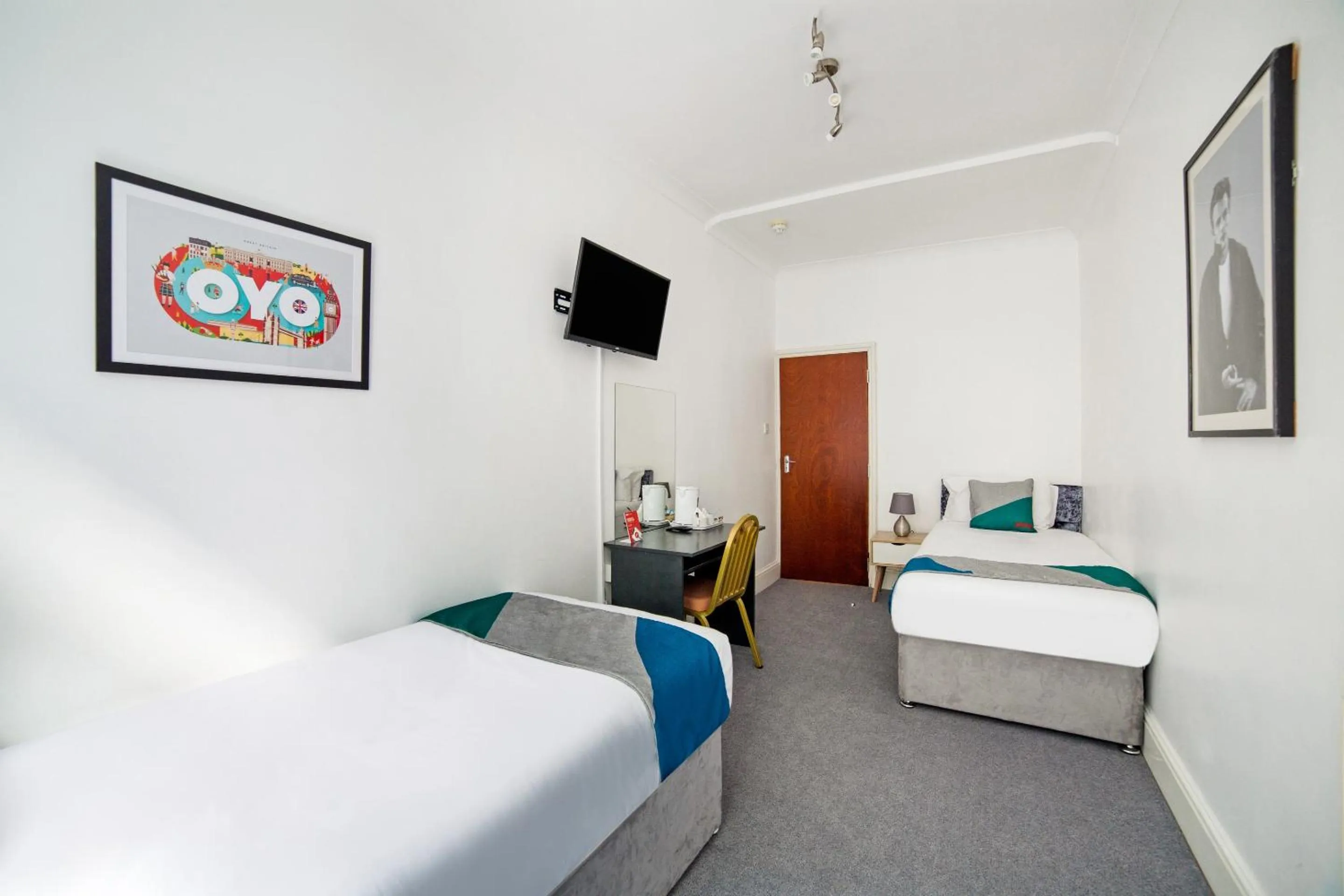 Bedroom, Bed in St George's Hotel