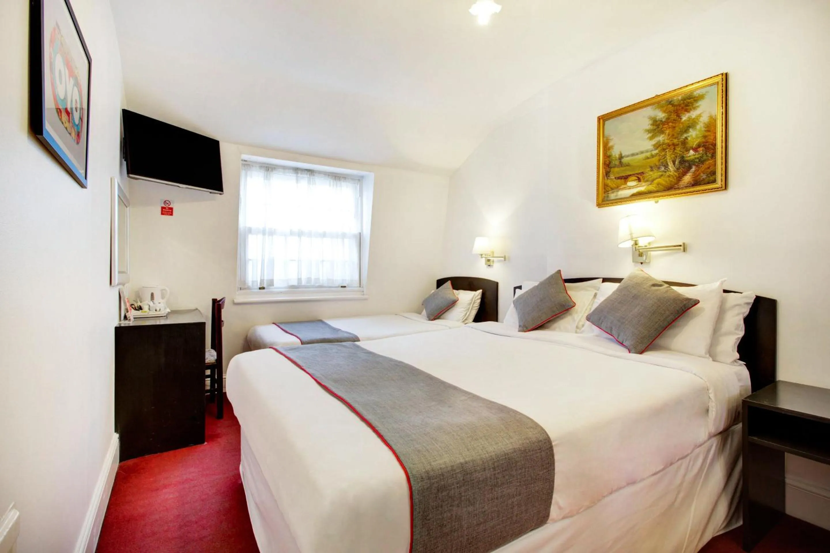 Bedroom, Bed in St George's Hotel