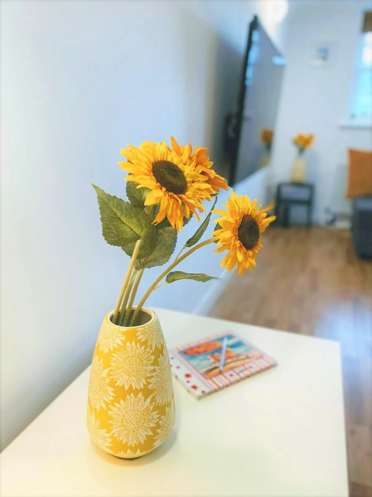 Living room in Seaside Cottage with Parking