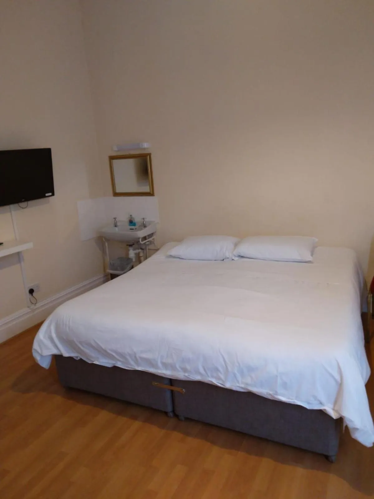 Bedroom, Bed in Grafton House