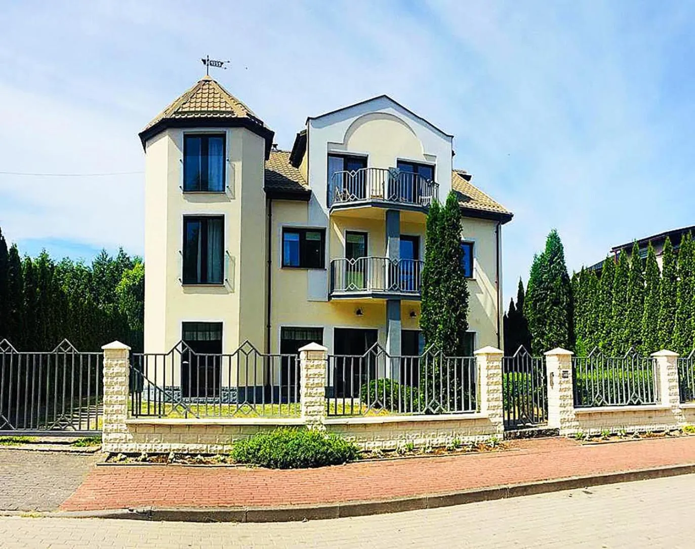 Property building in Willa Karolinka