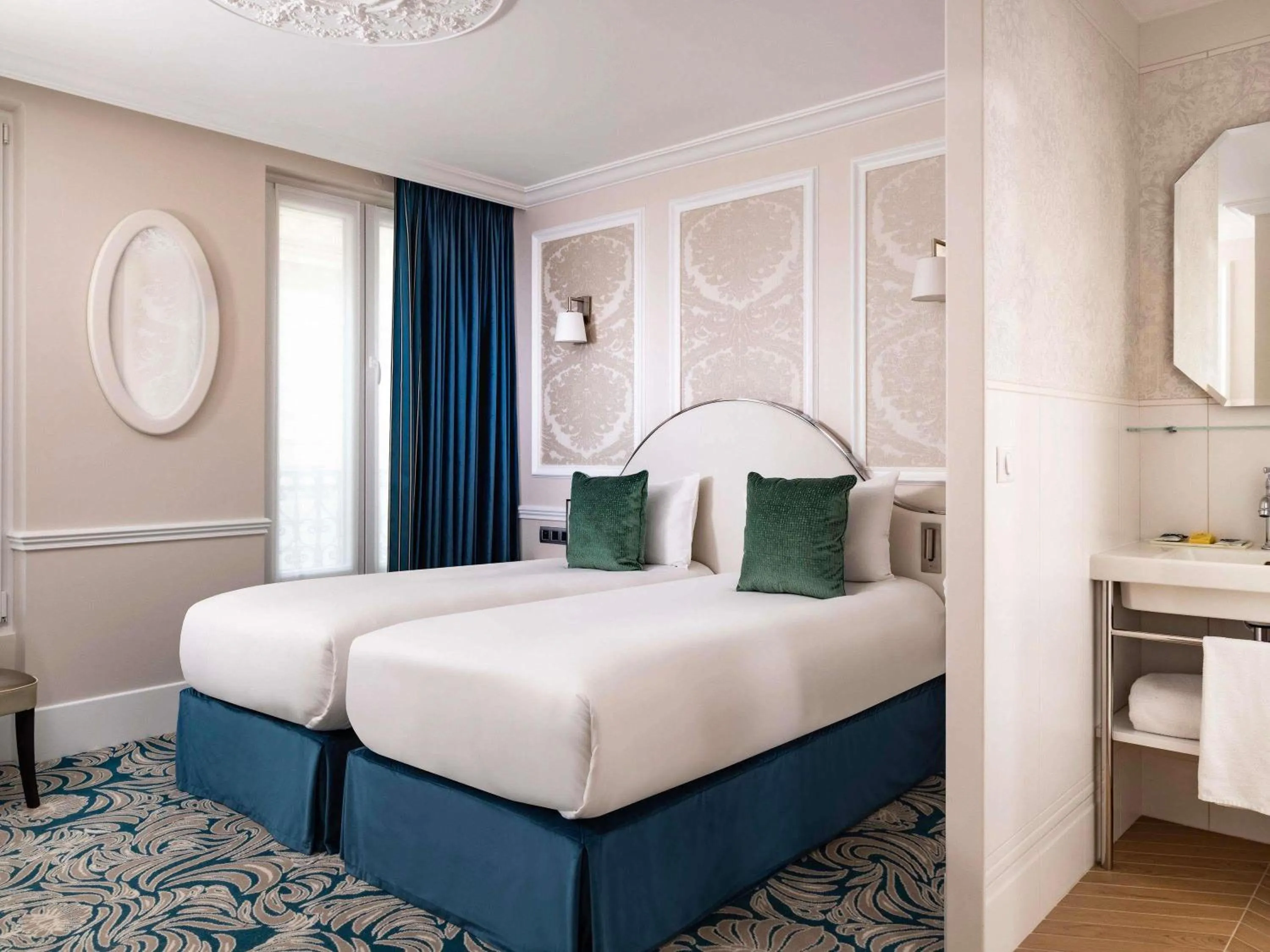 Property building, Bed in Hotel Mercure La Sorbonne Saint-Germain-des-Prés