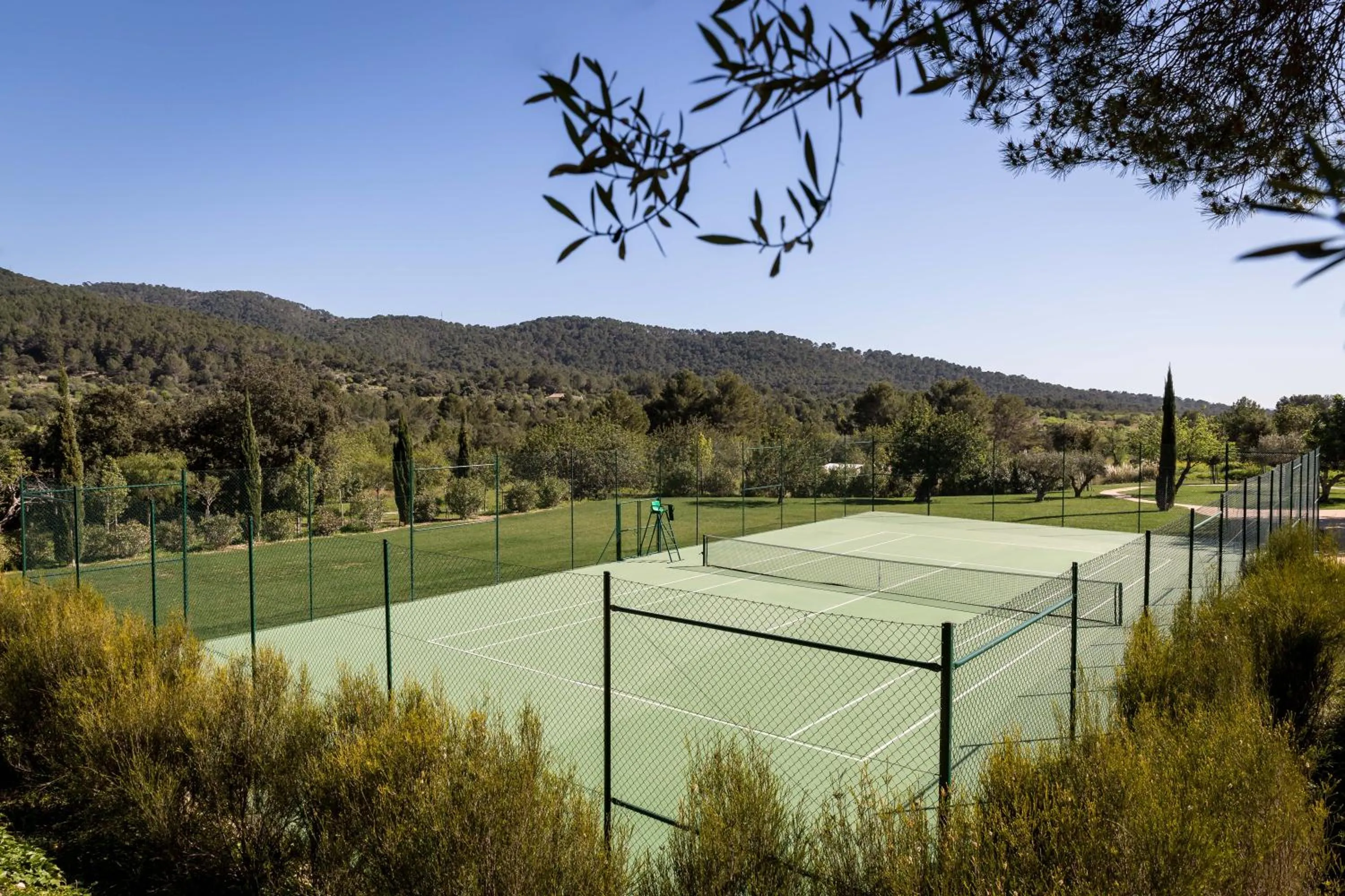 Tennis court in Castell Son Claret - The Leading Hotels of the World
