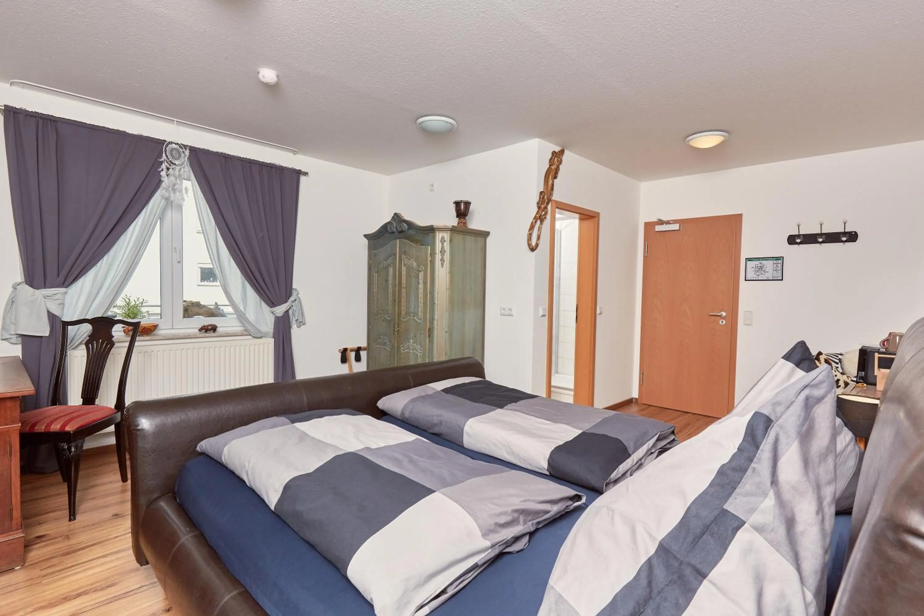 Photo of the whole room, Bed in Hotel-Krone-Lounge