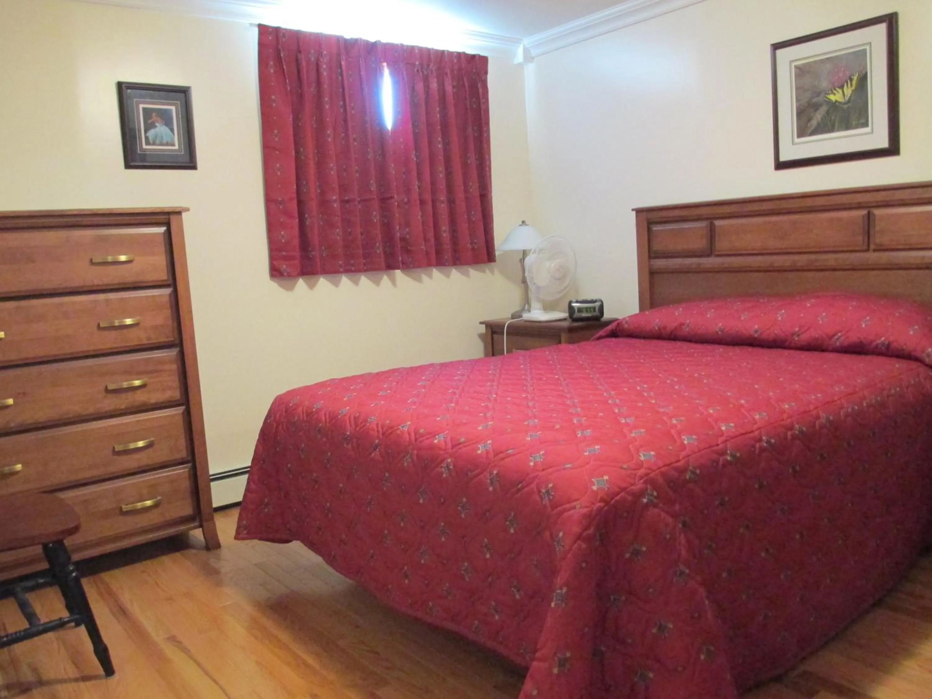 Bedroom, Bed in Comerford's Ocean View Suites