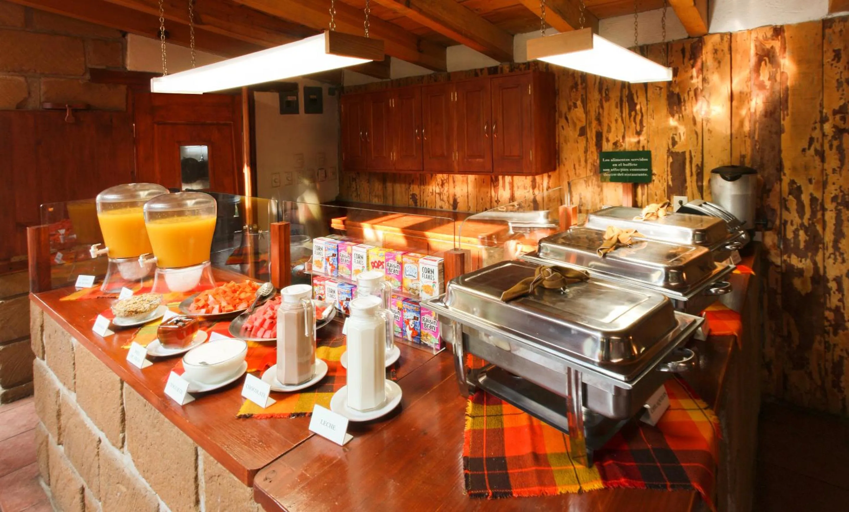 Buffet breakfast in Cabañas El Estribo Hotel