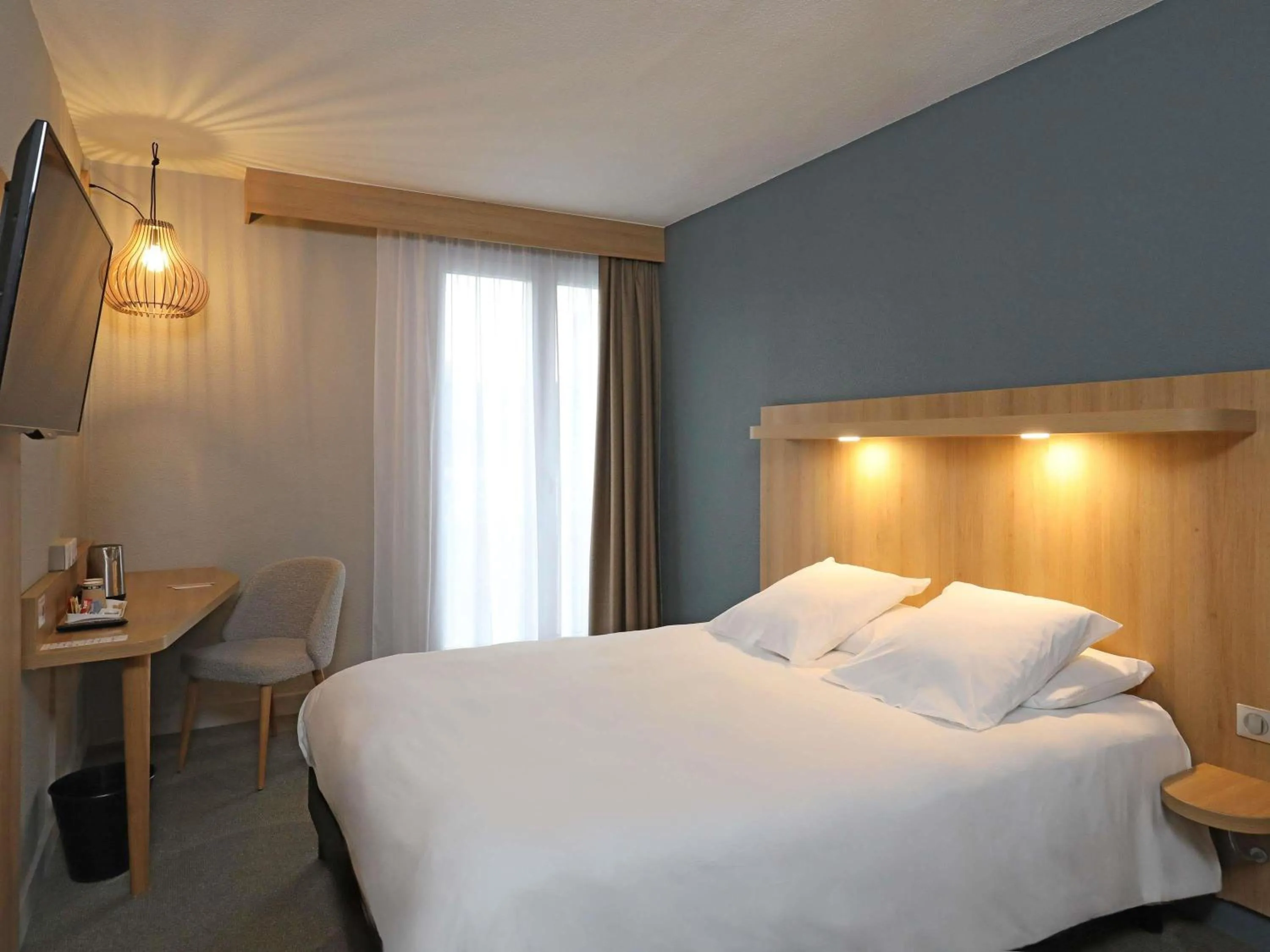 Bedroom, Bed in Mercure Abbeville Centre – Porte de La Baie de Somme