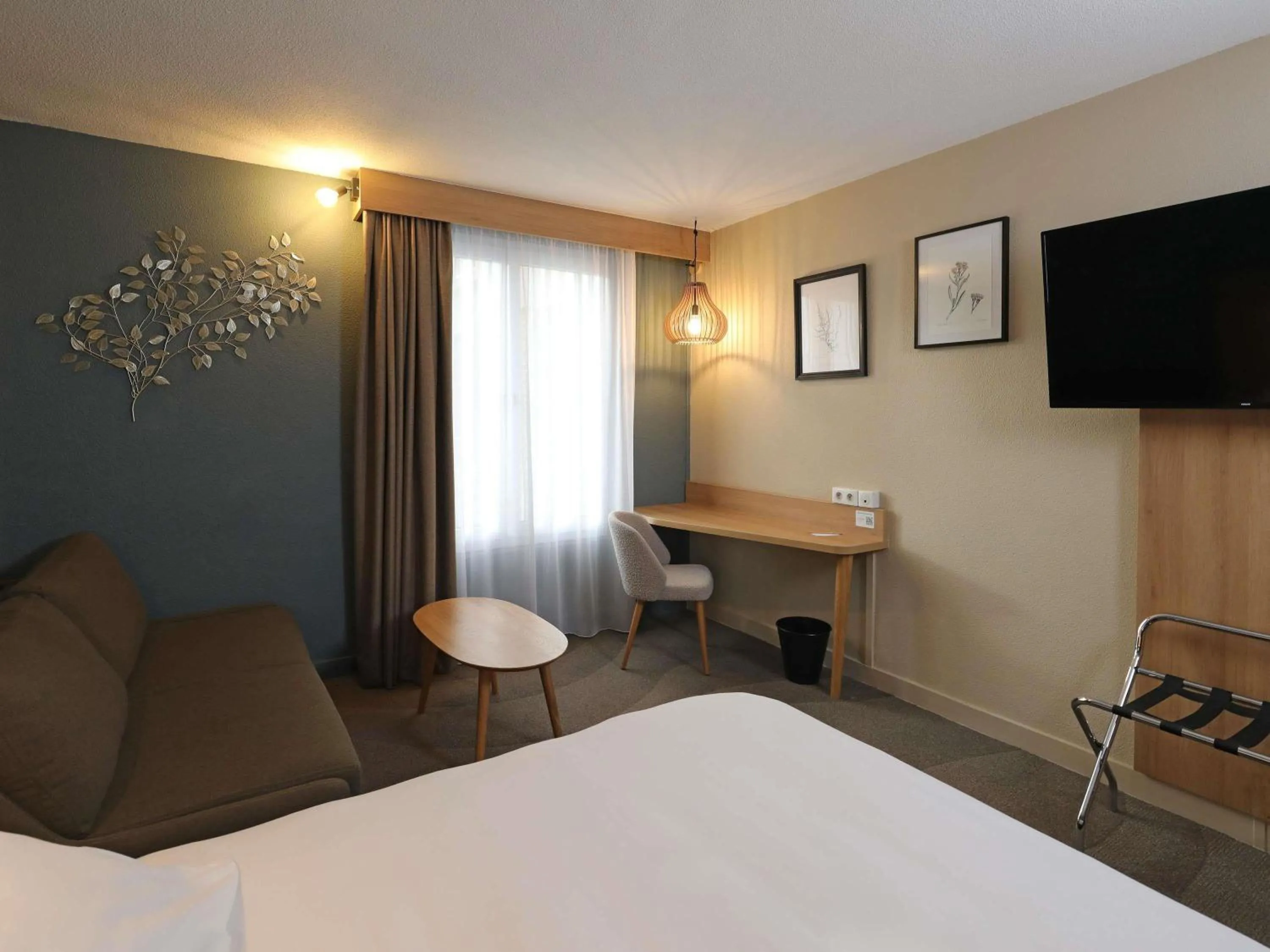Bedroom, Bed in Mercure Abbeville Centre – Porte de La Baie de Somme