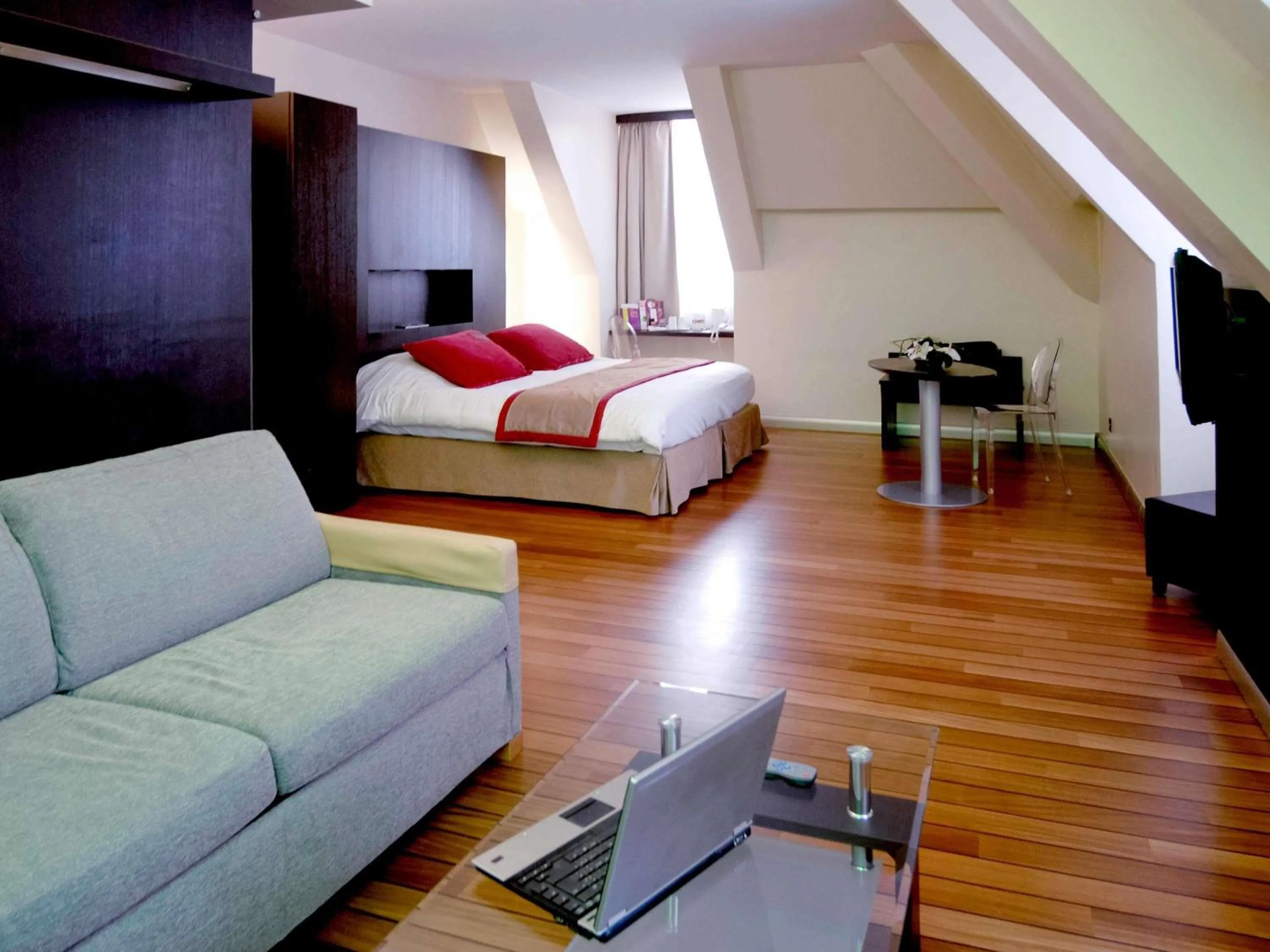 Bedroom, Bed in Mercure Abbeville Centre – Porte de La Baie de Somme