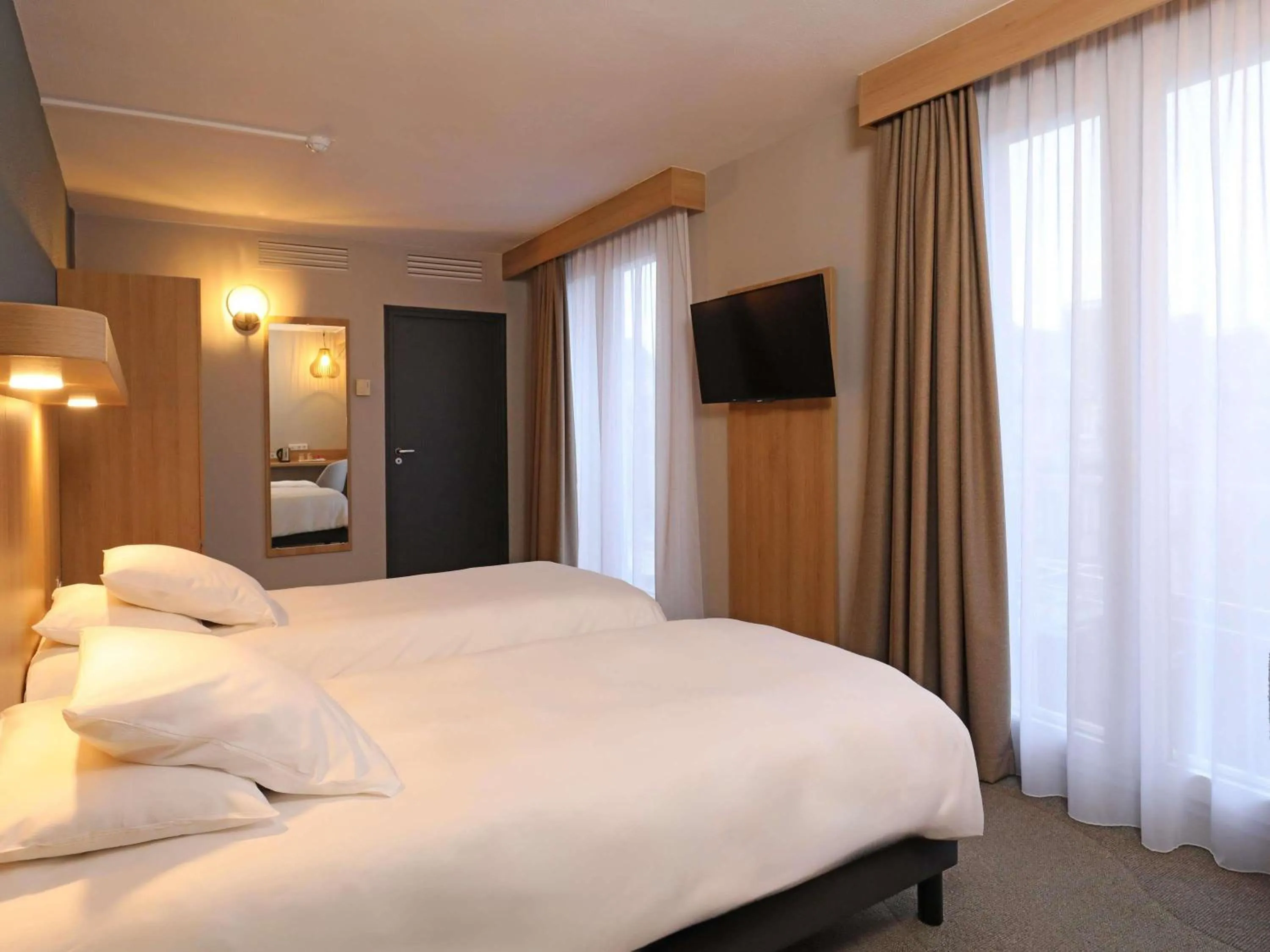 Bedroom, Bed in Mercure Abbeville Centre – Porte de La Baie de Somme