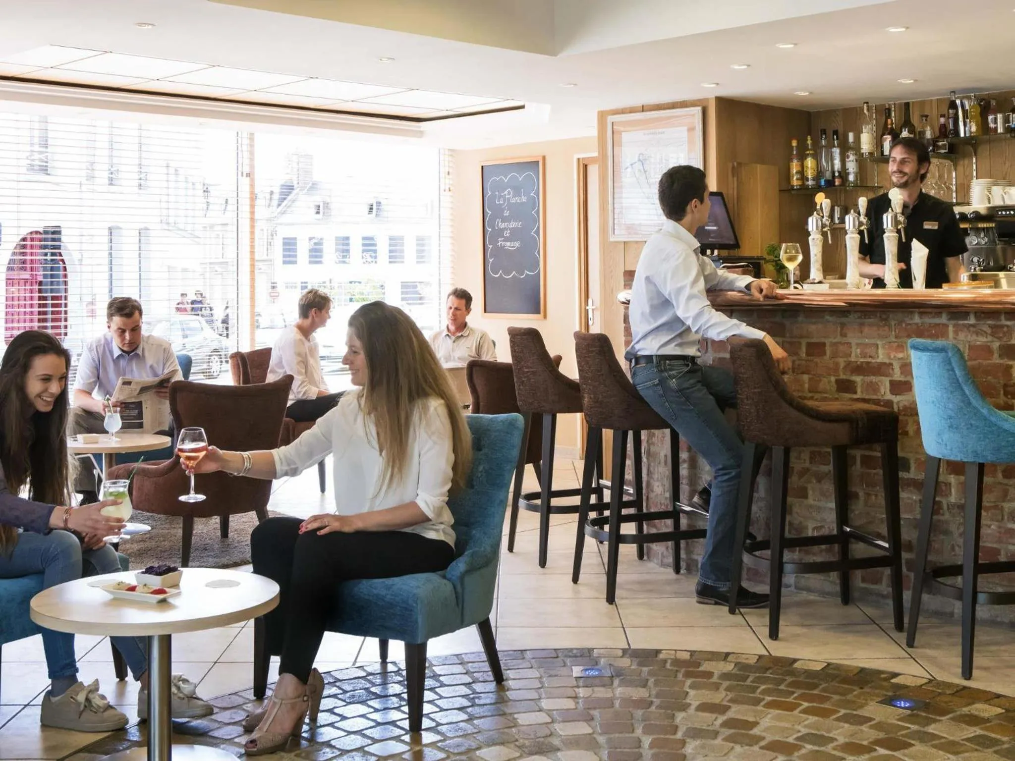 Lounge or bar in Mercure Abbeville Centre – Porte de La Baie de Somme