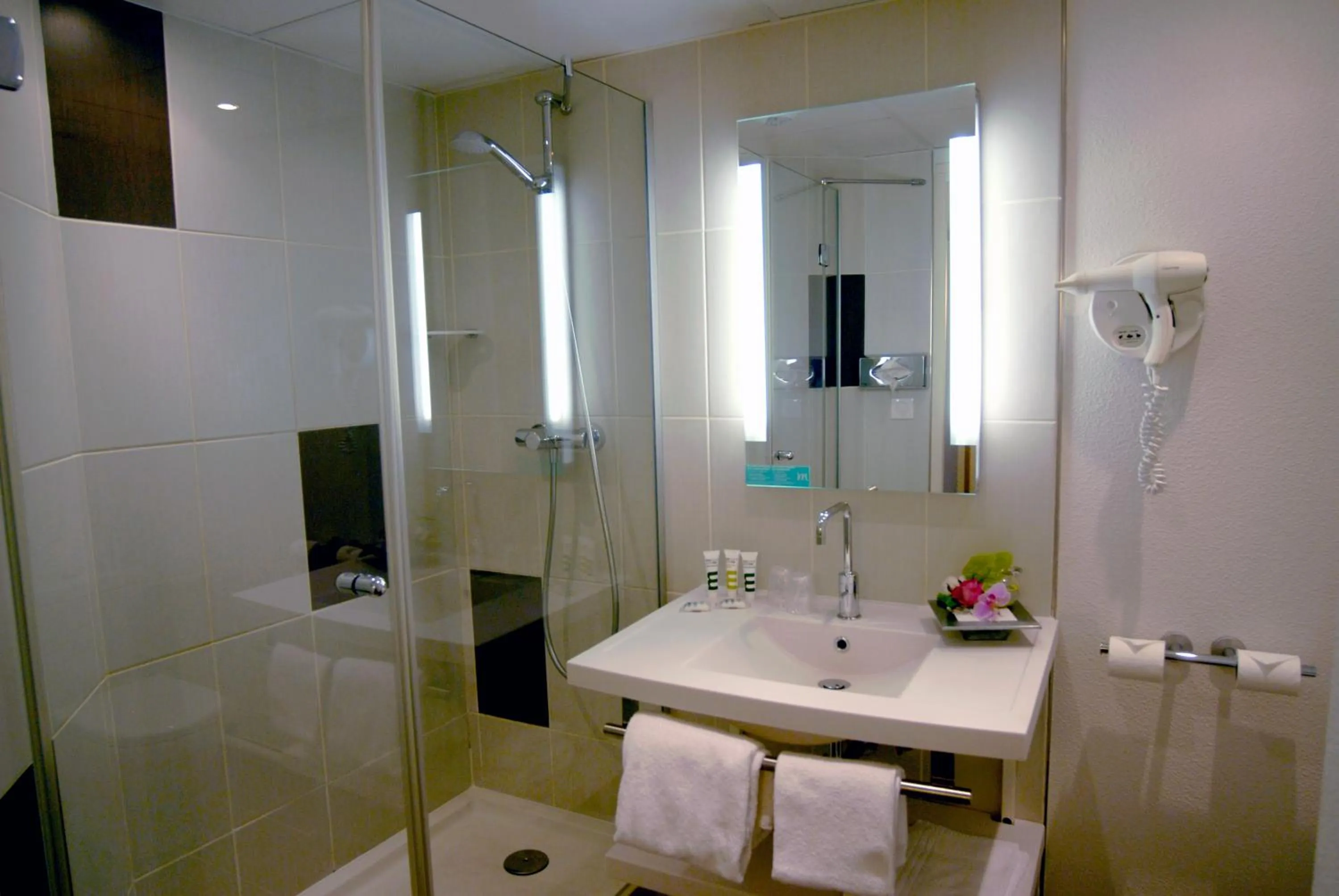 Bathroom in Mercure Abbeville Centre – Porte de La Baie de Somme