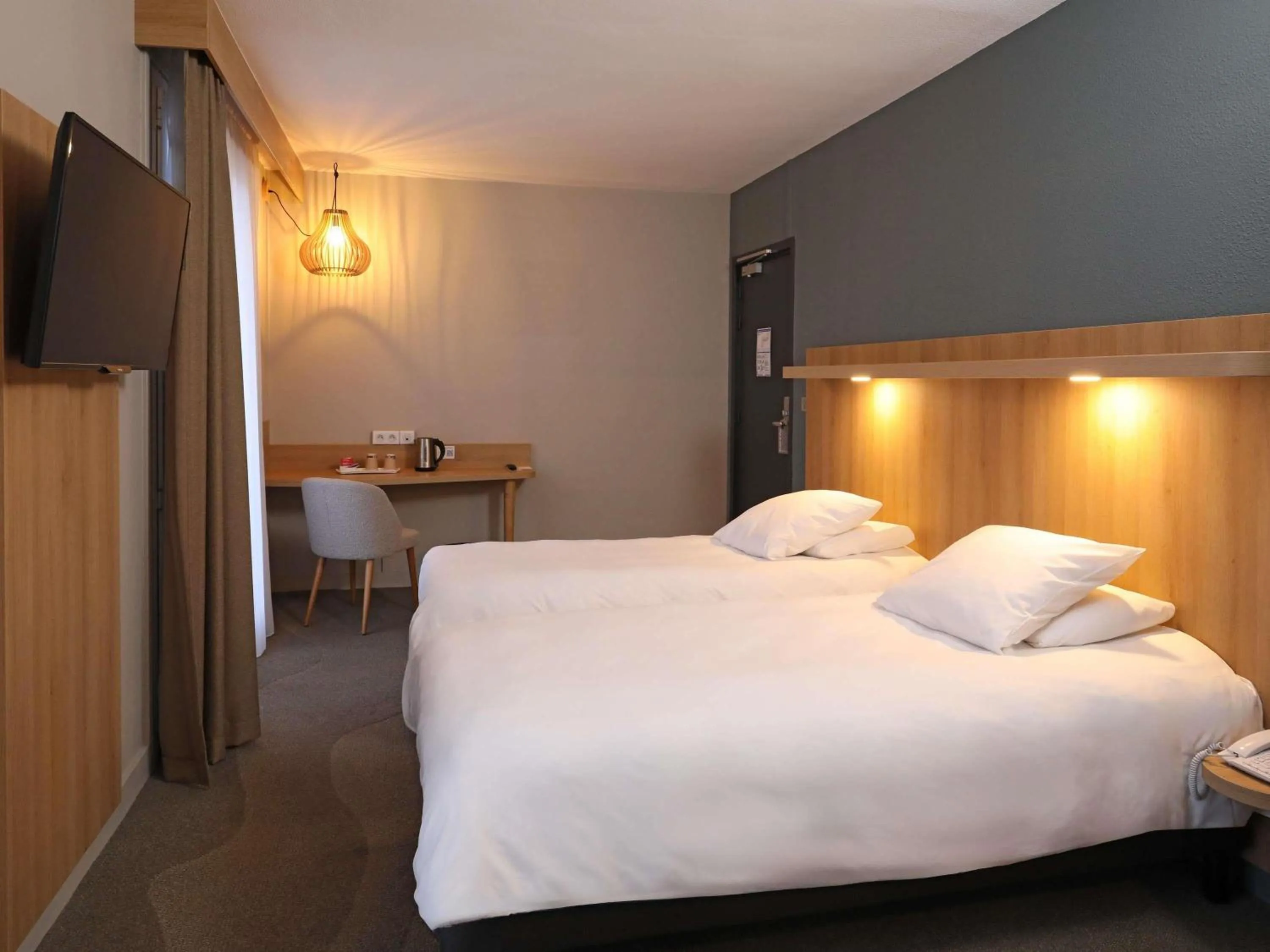 Bedroom, Bed in Mercure Abbeville Centre – Porte de La Baie de Somme