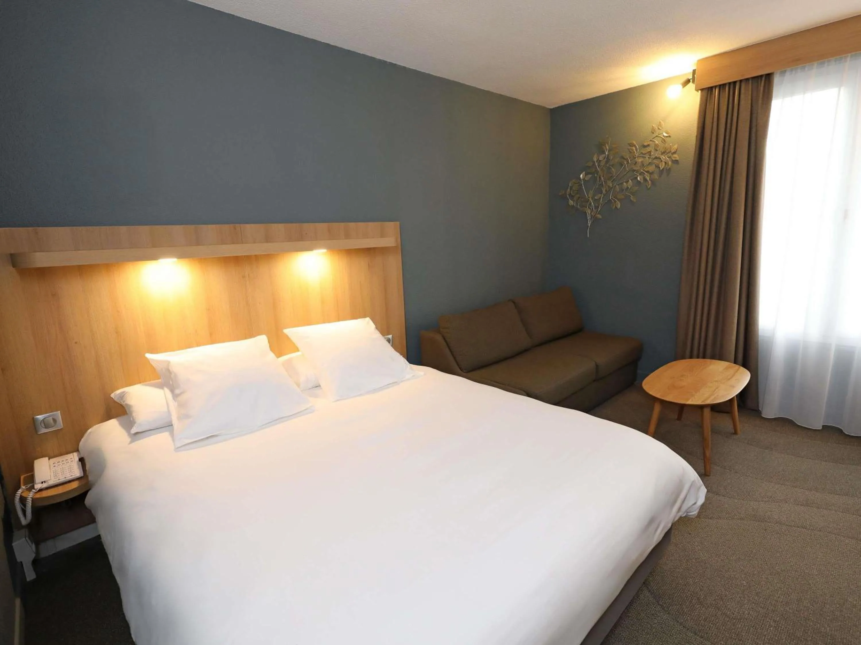 Bedroom, Bed in Mercure Abbeville Centre – Porte de La Baie de Somme