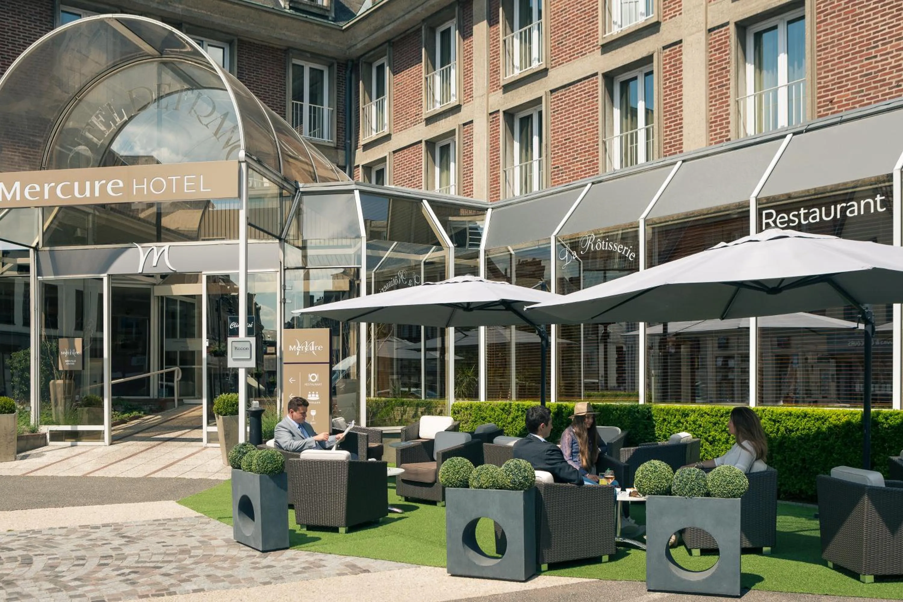 Patio in Mercure Abbeville Centre – Porte de La Baie de Somme