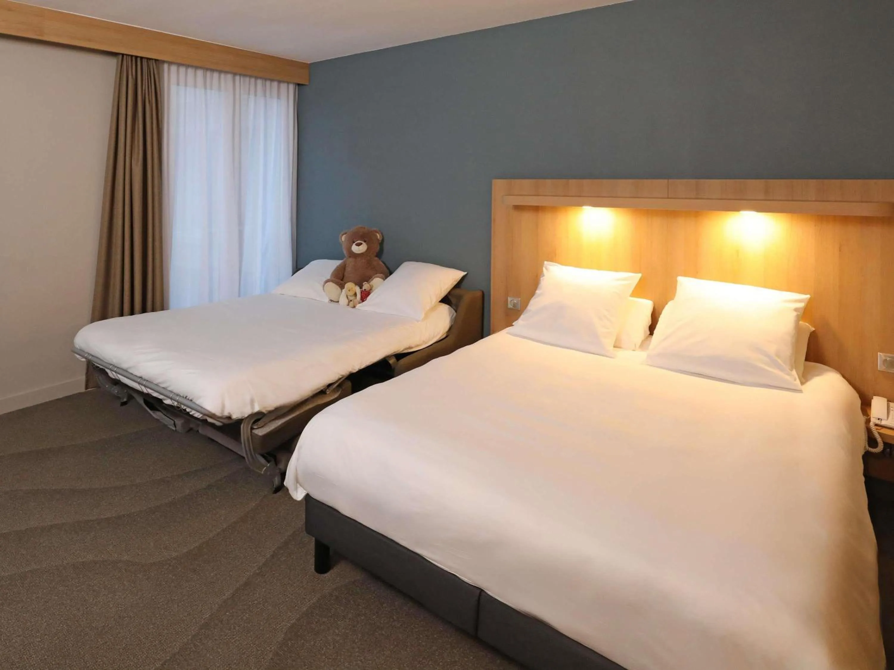 Bedroom, Bed in Mercure Abbeville Centre – Porte de La Baie de Somme