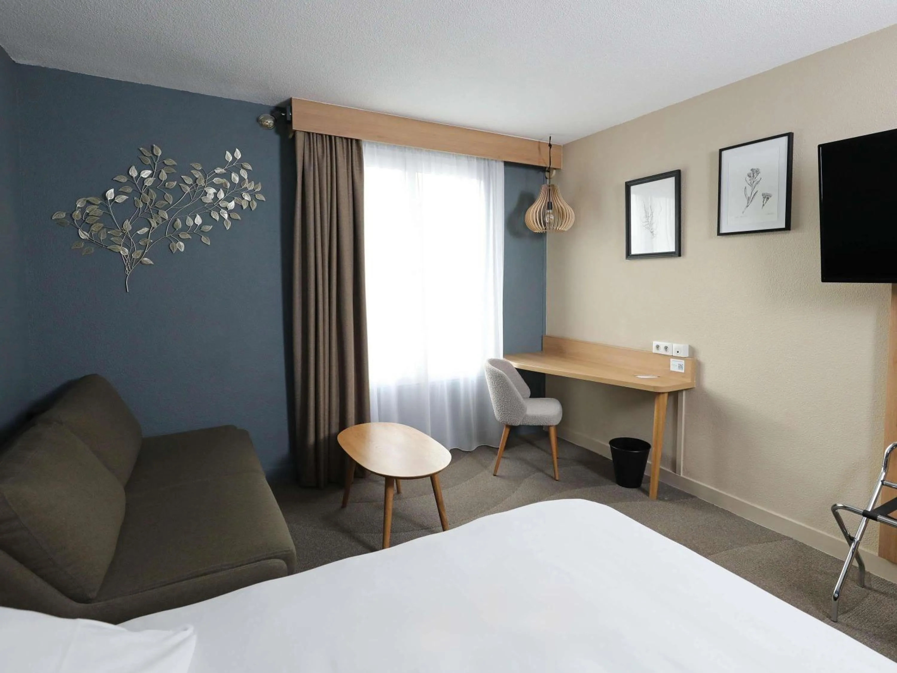 Bedroom, Bed in Mercure Abbeville Centre – Porte de La Baie de Somme
