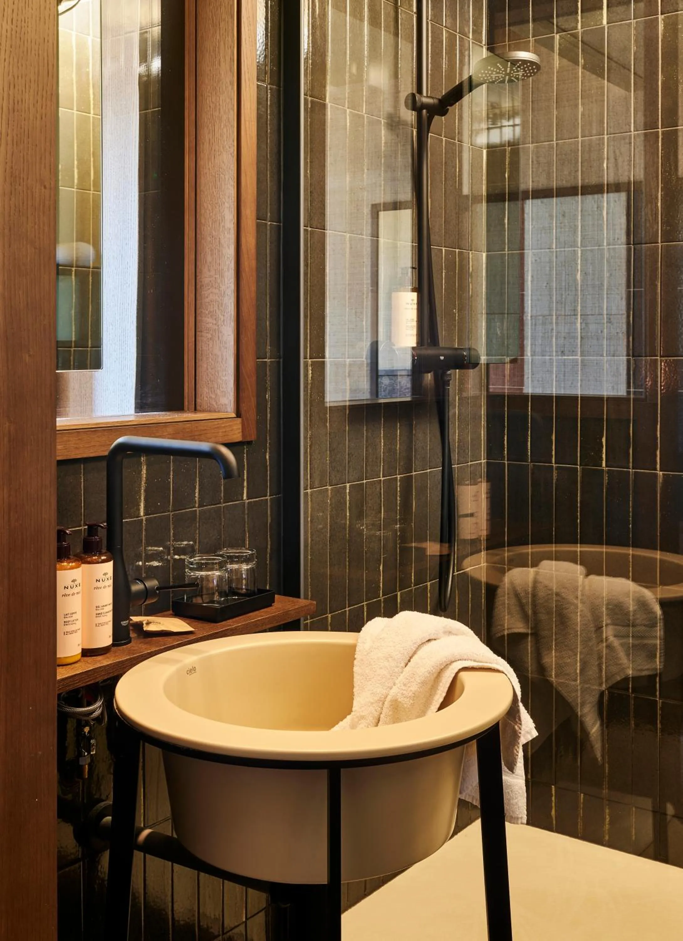 Shower in Mercure St Malo Front de Mer