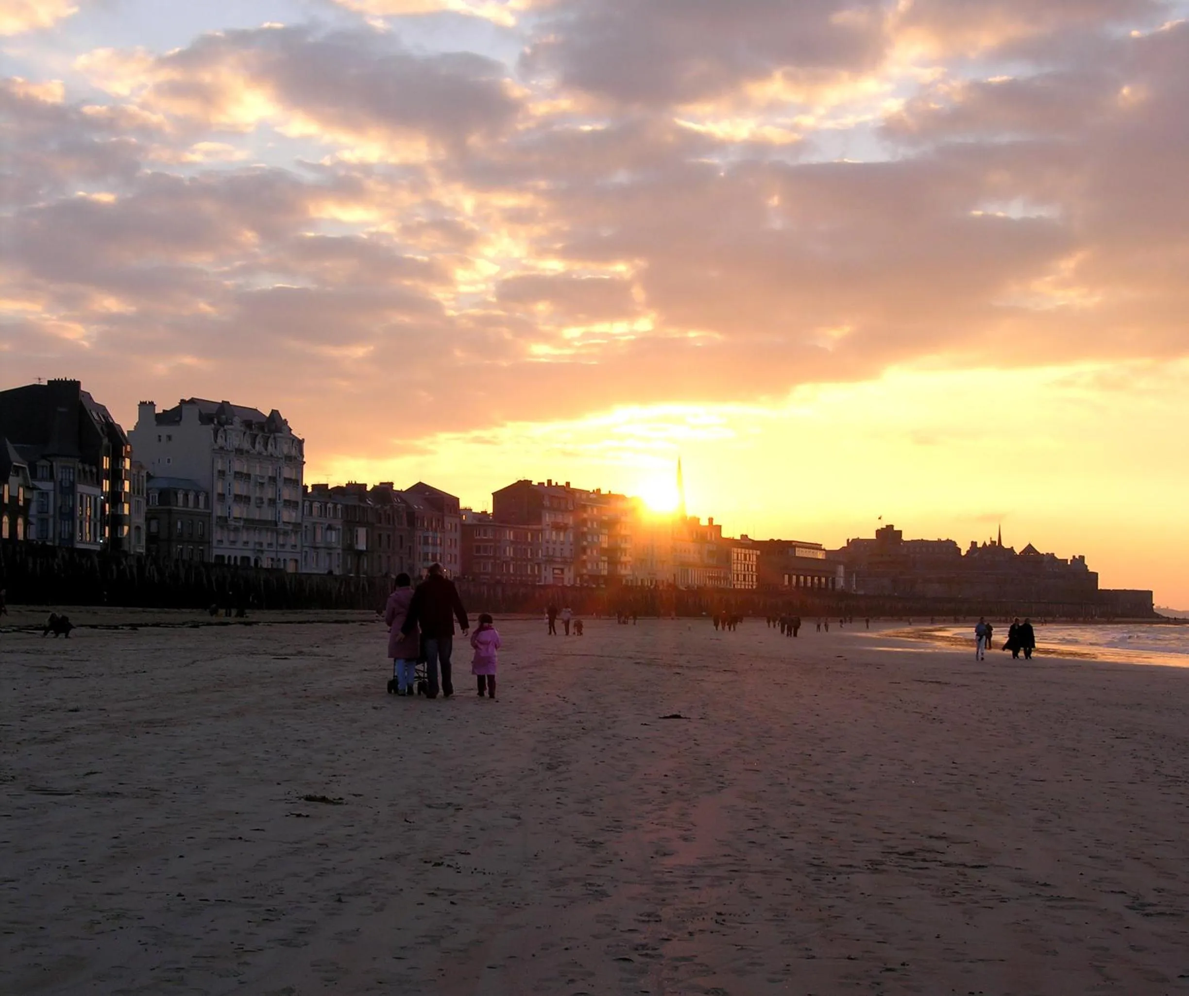 People in Mercure St Malo Front de Mer