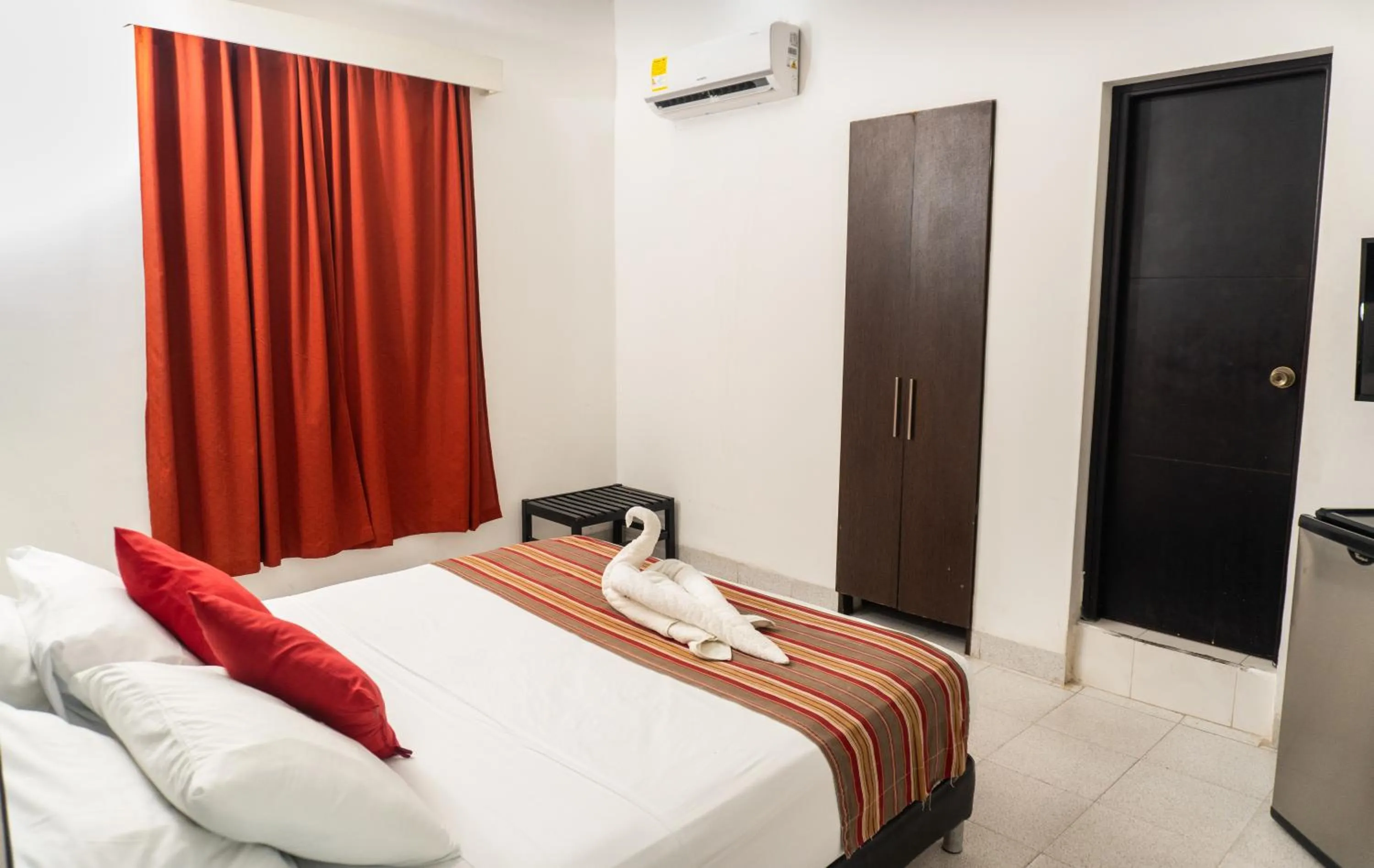 wardrobe, Bed in Park Hotel