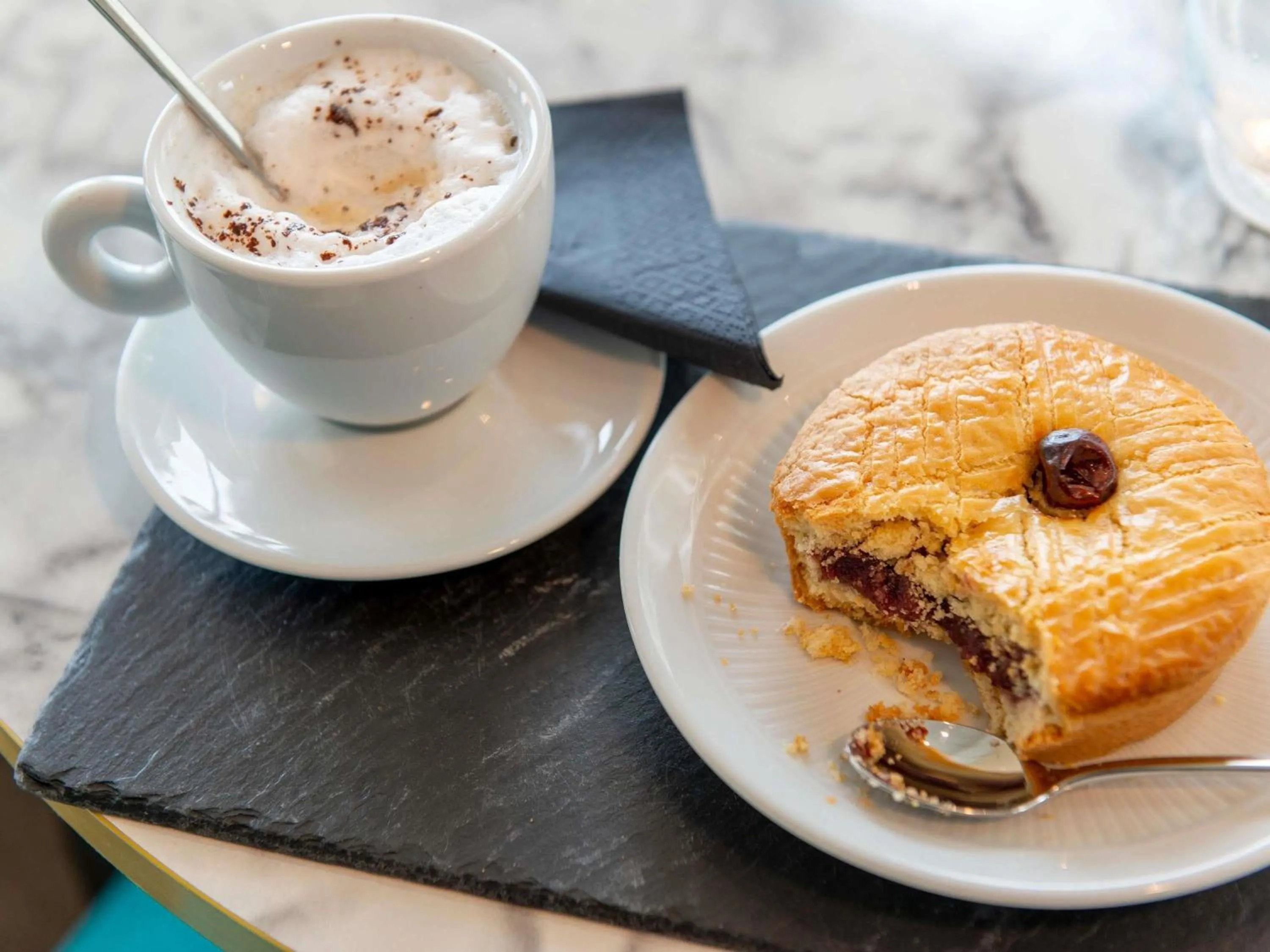 Lounge or bar in Hotel Plaza Biarritz Plage - Handwritten Collection