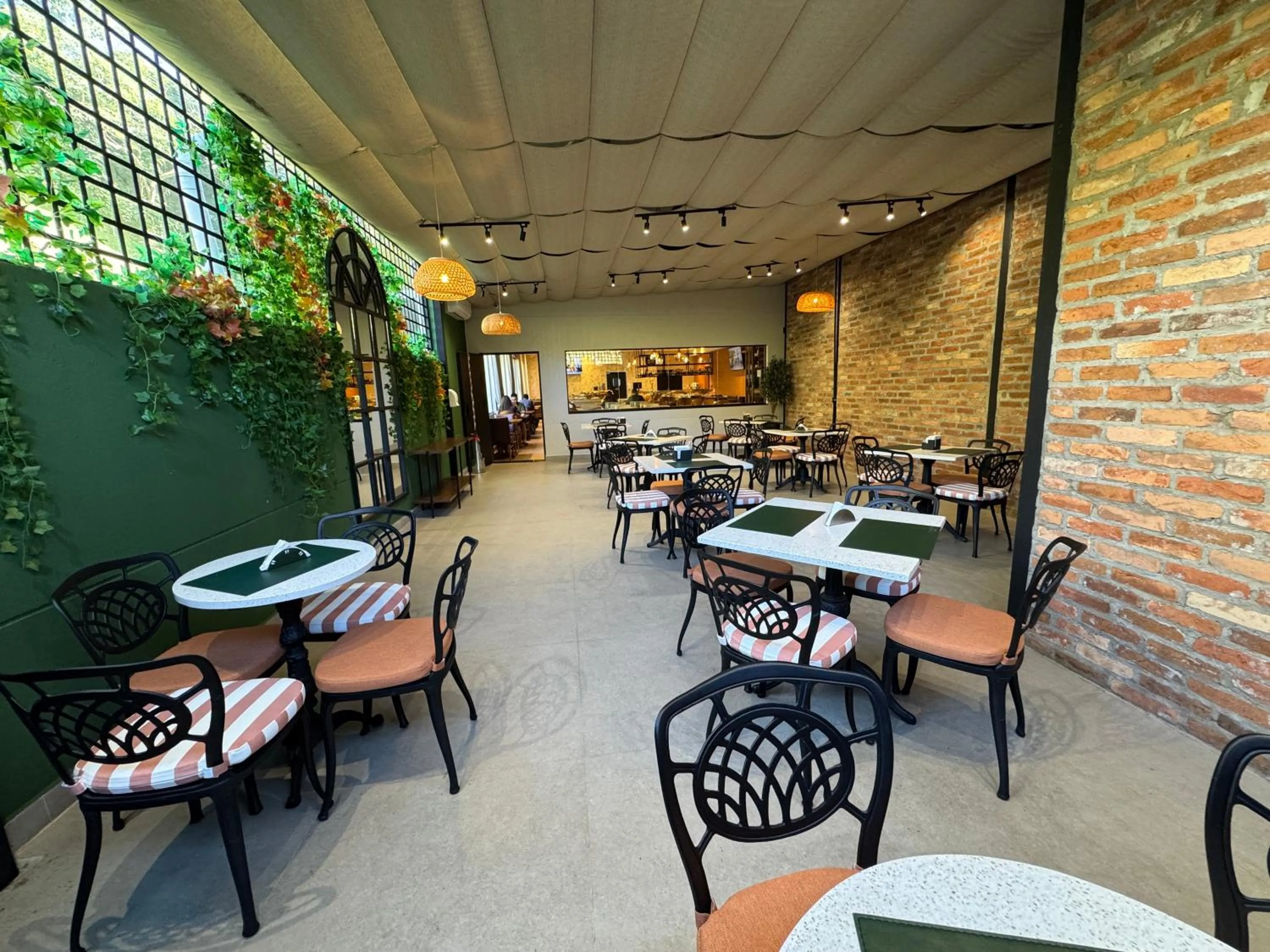 Restaurant/places to eat in Graal Inn Mairiporã