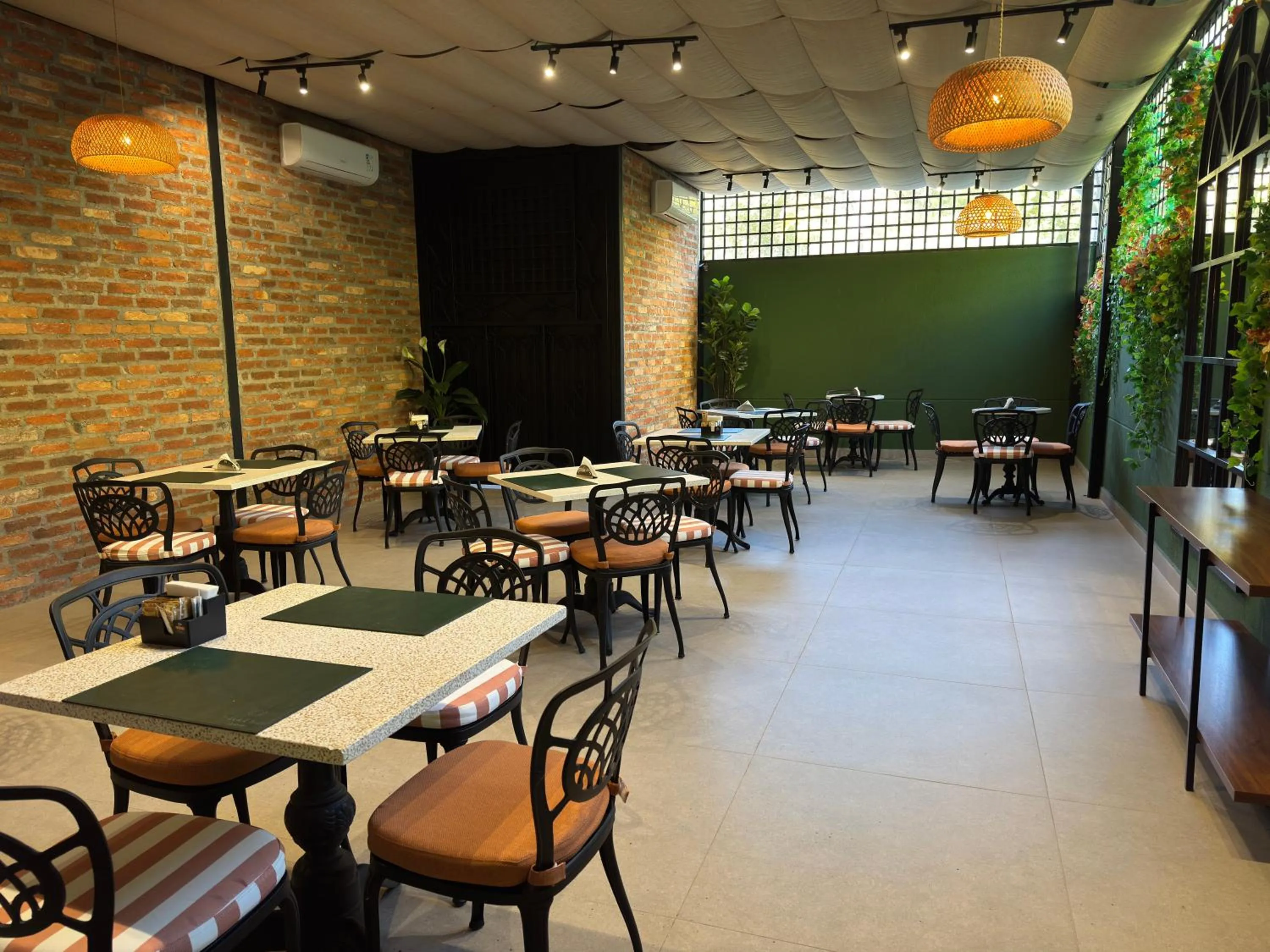 Restaurant/places to eat in Graal Inn Mairiporã