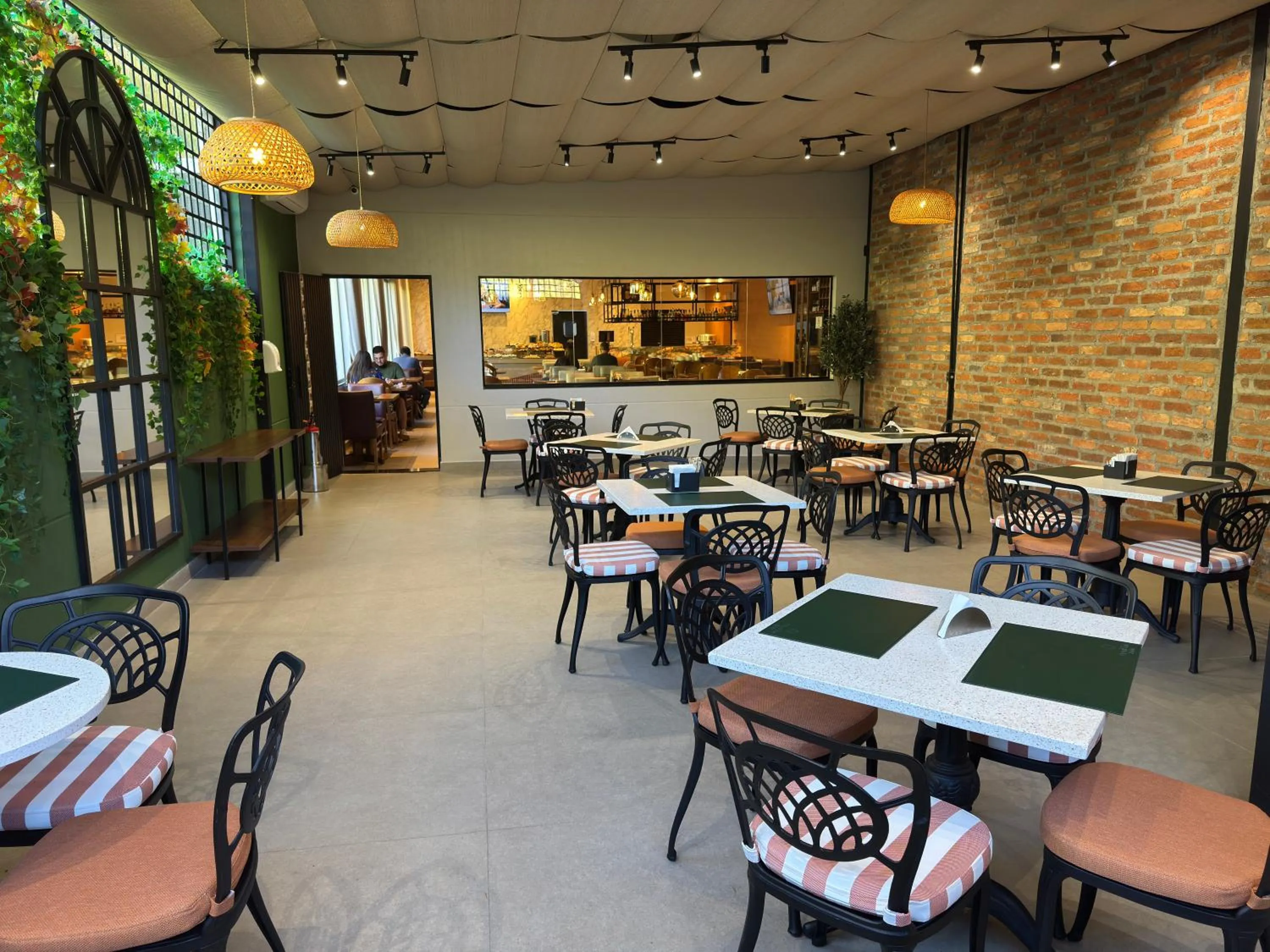 Restaurant/places to eat in Graal Inn Mairiporã