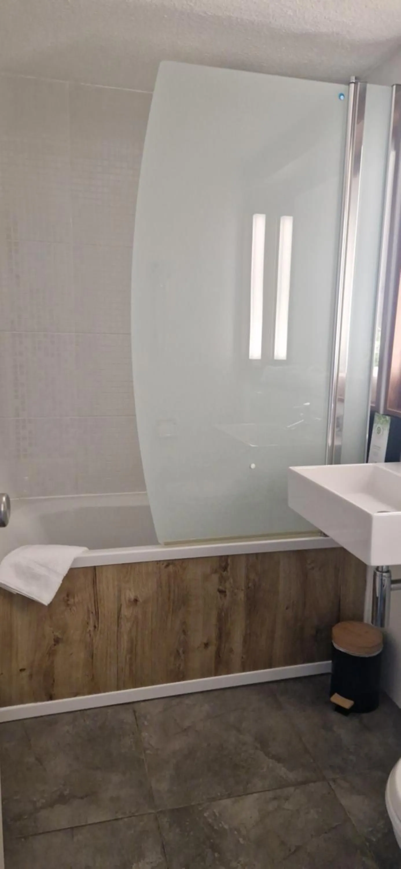 Bath in Campanile Saint Quentin