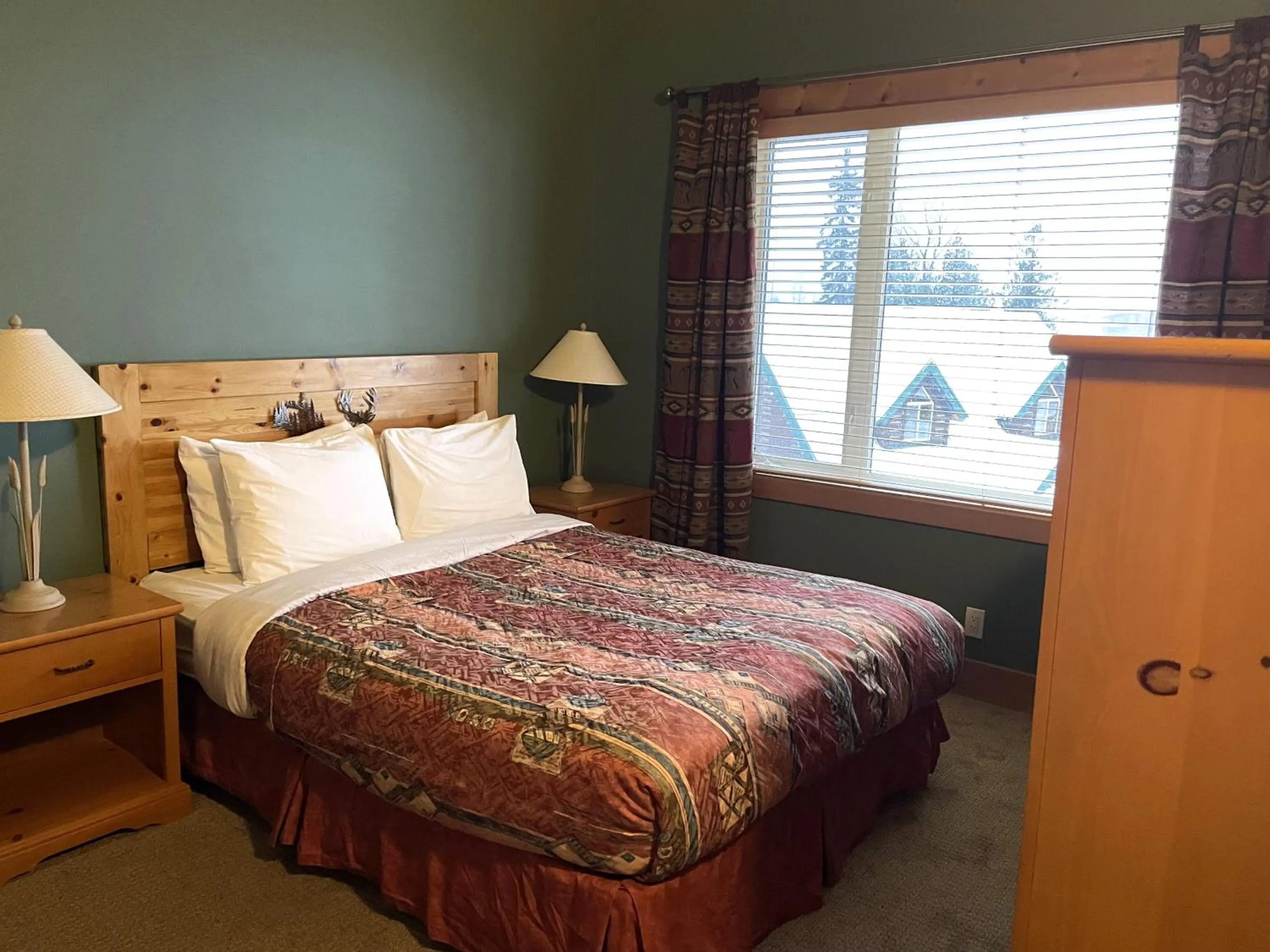 Bedroom, Bed in Cornerstone Lodge by Park Vacation Management