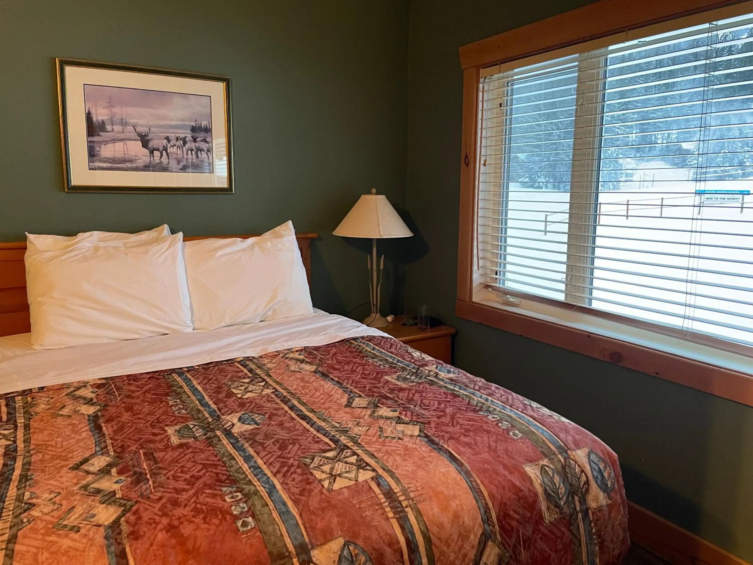 Bedroom, Bed in Cornerstone Lodge by Park Vacation Management