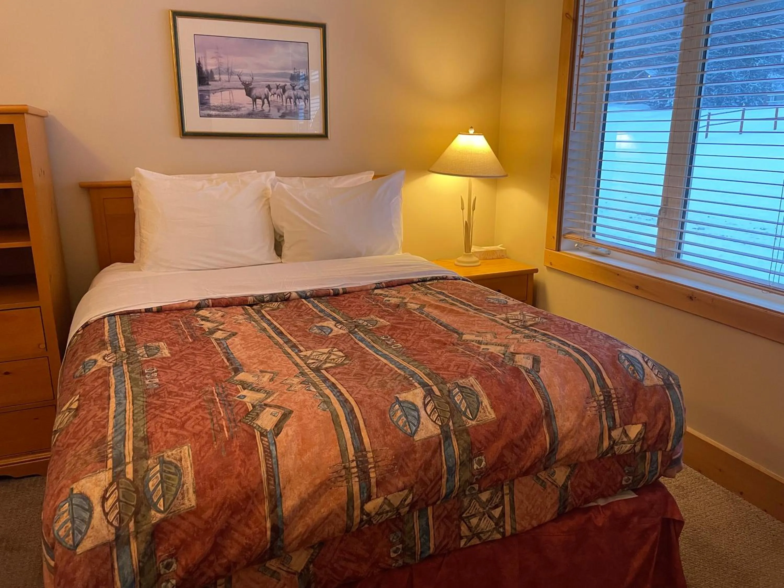 Bedroom, Bed in Cornerstone Lodge by Park Vacation Management