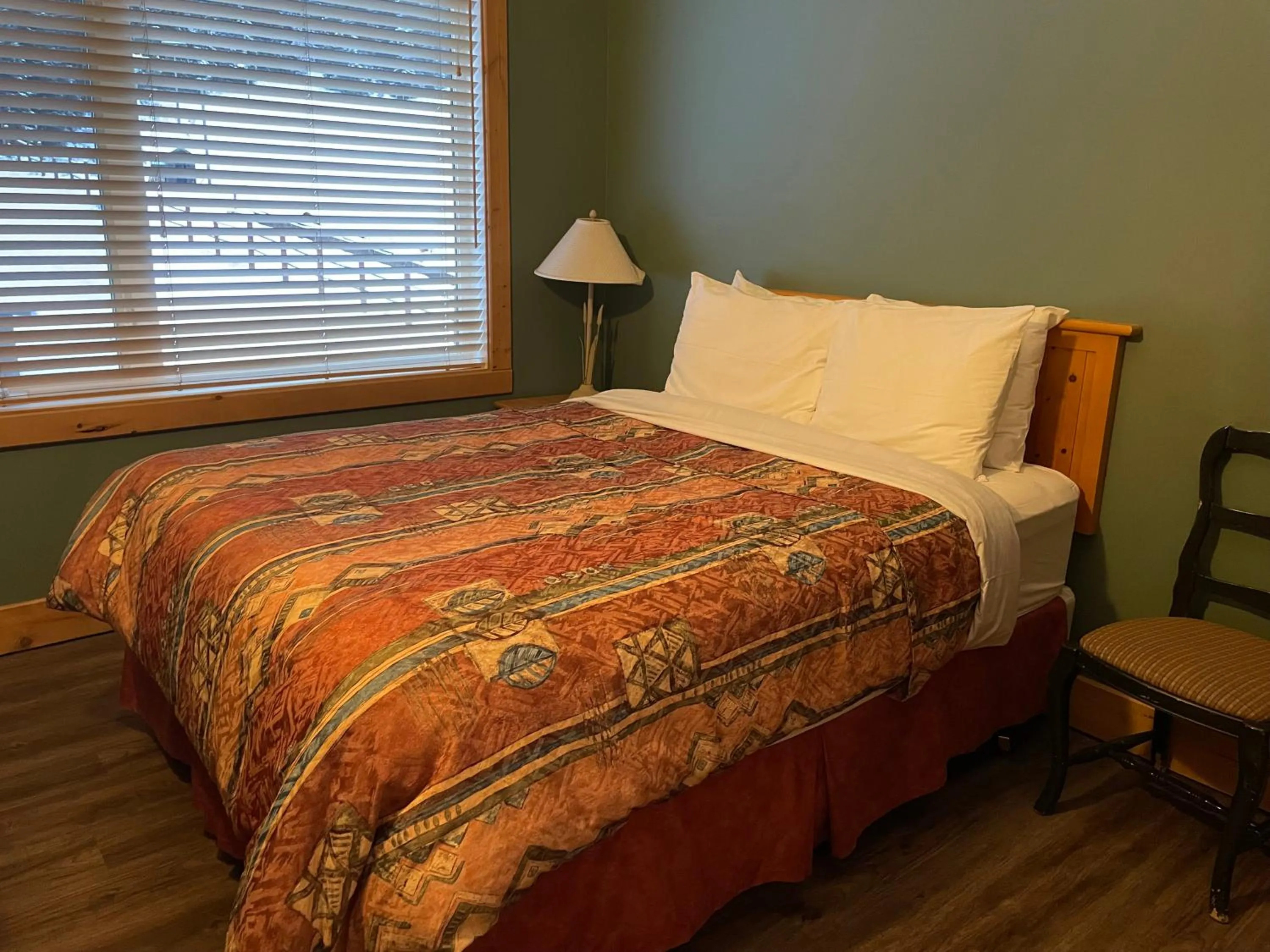 Bedroom, Bed in Cornerstone Lodge by Park Vacation Management