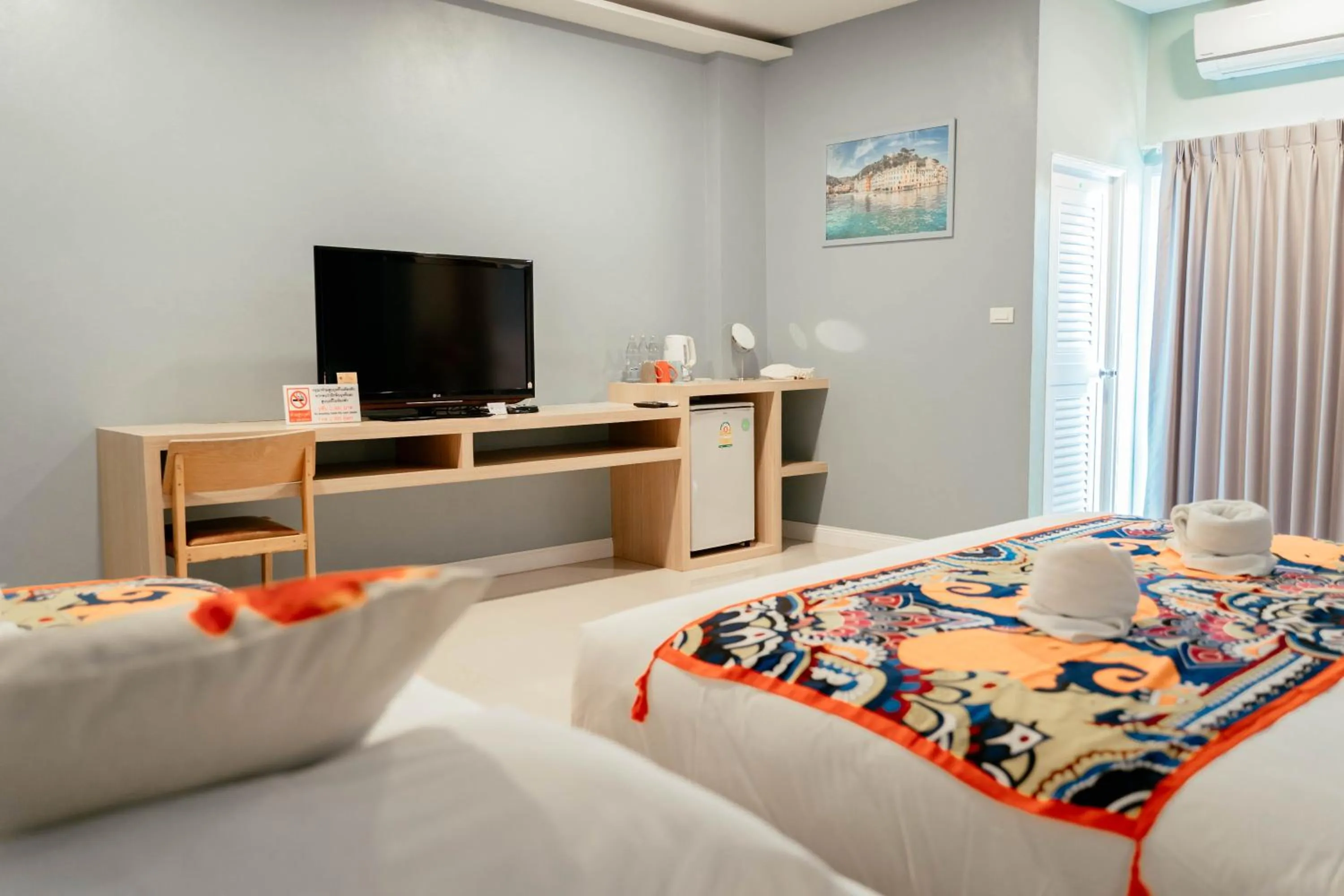 Photo of the whole room, Bed in It's me Keawanong Hotel