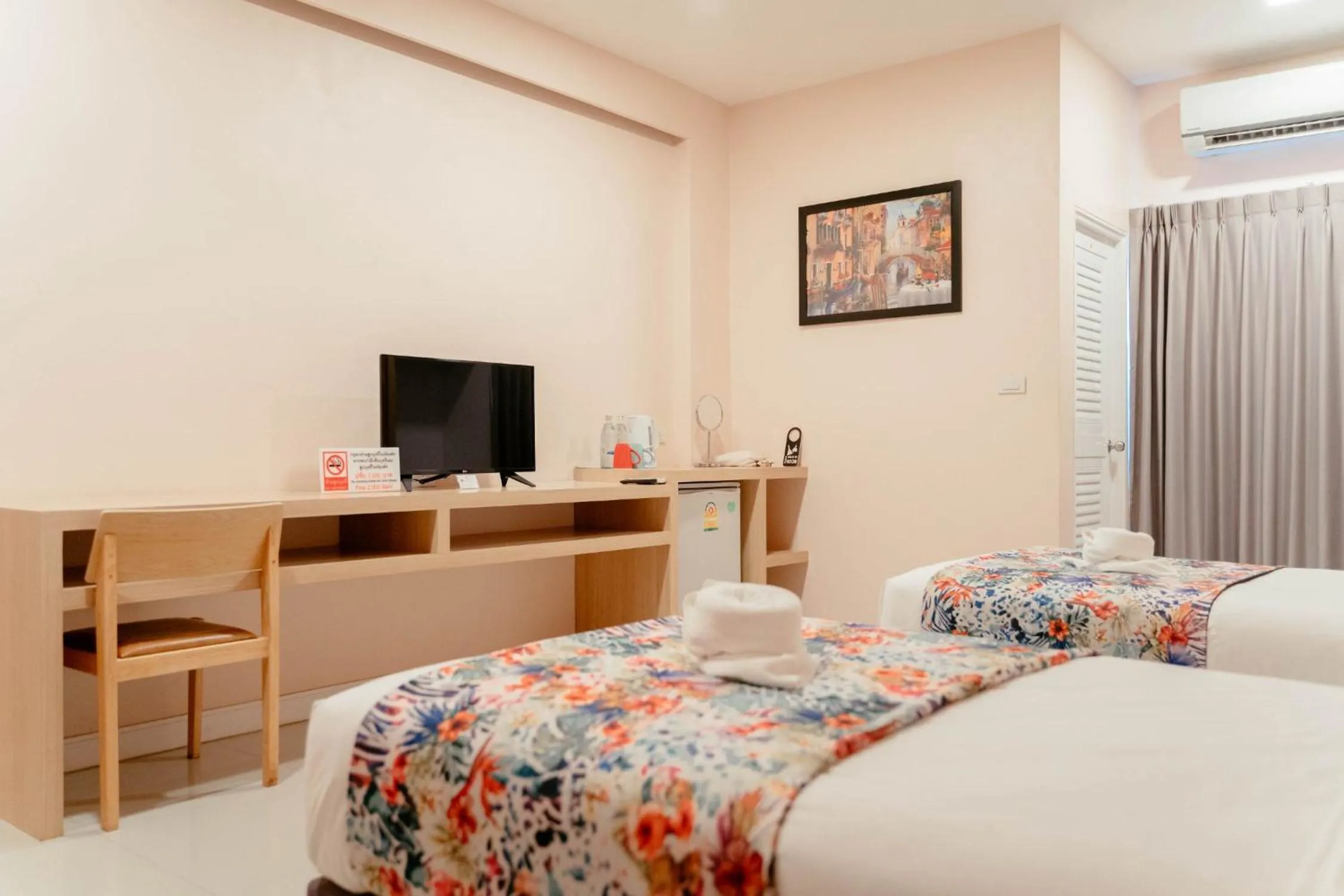 Photo of the whole room, Bed in It's me Keawanong Hotel