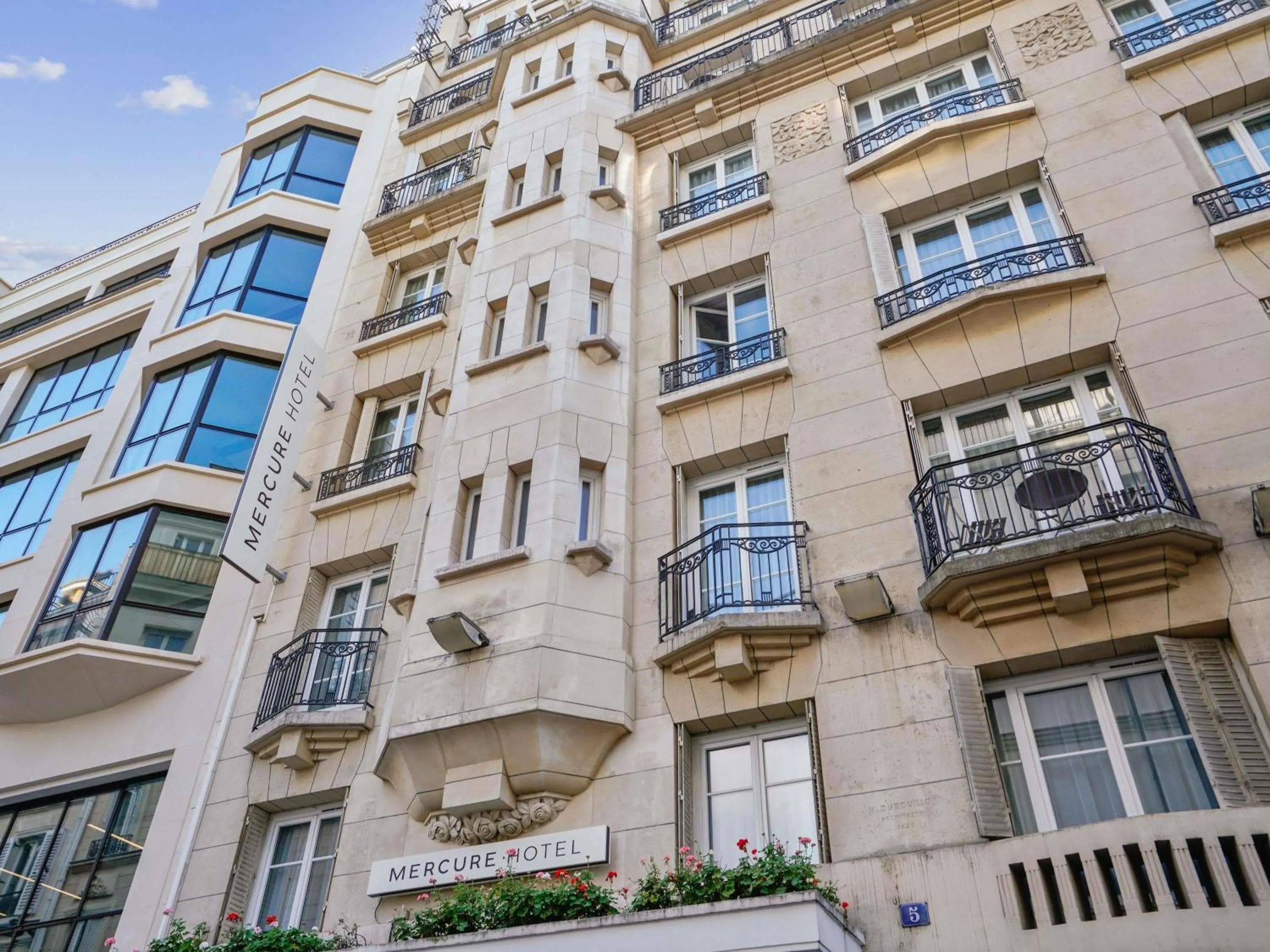 Property building in Mercure Paris Opéra Faubourg Montmartre