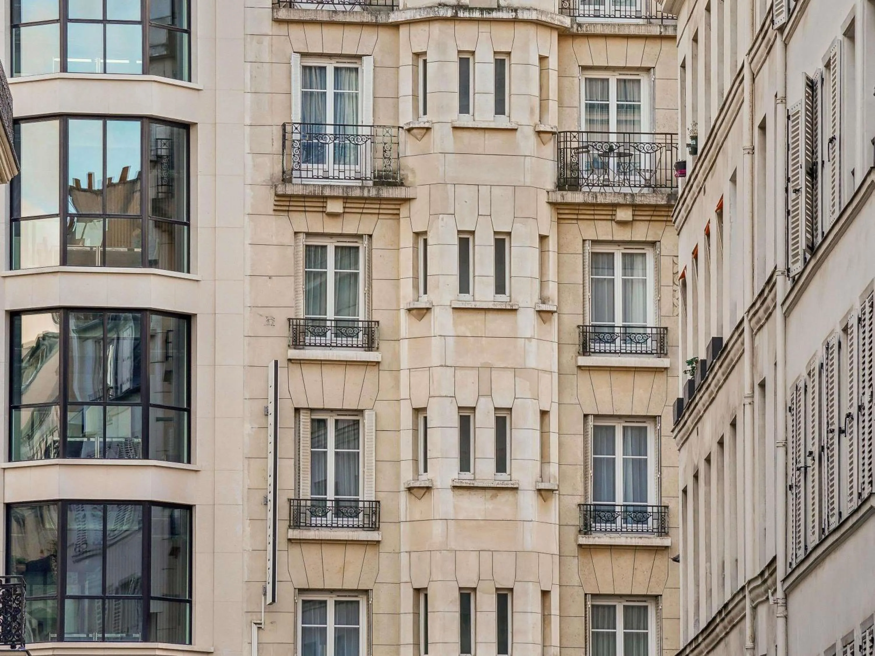 Property building in Mercure Paris Opéra Faubourg Montmartre