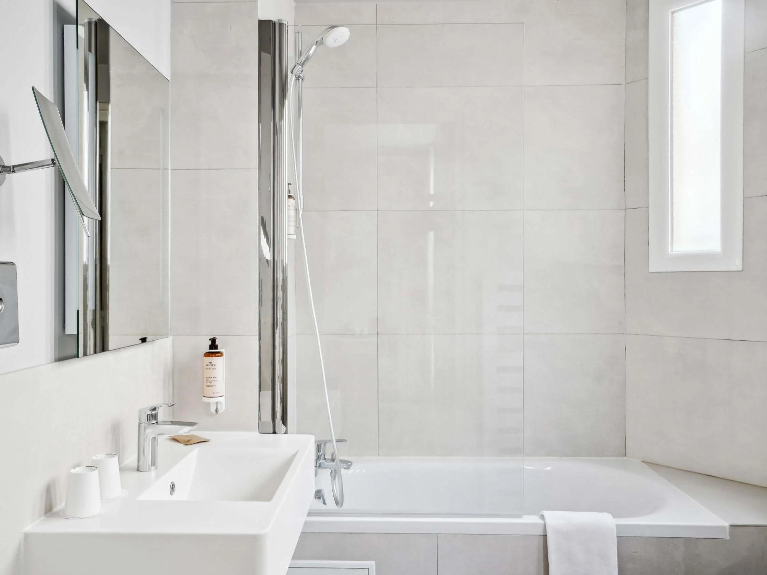 Bedroom in Mercure Paris Opéra Faubourg Montmartre