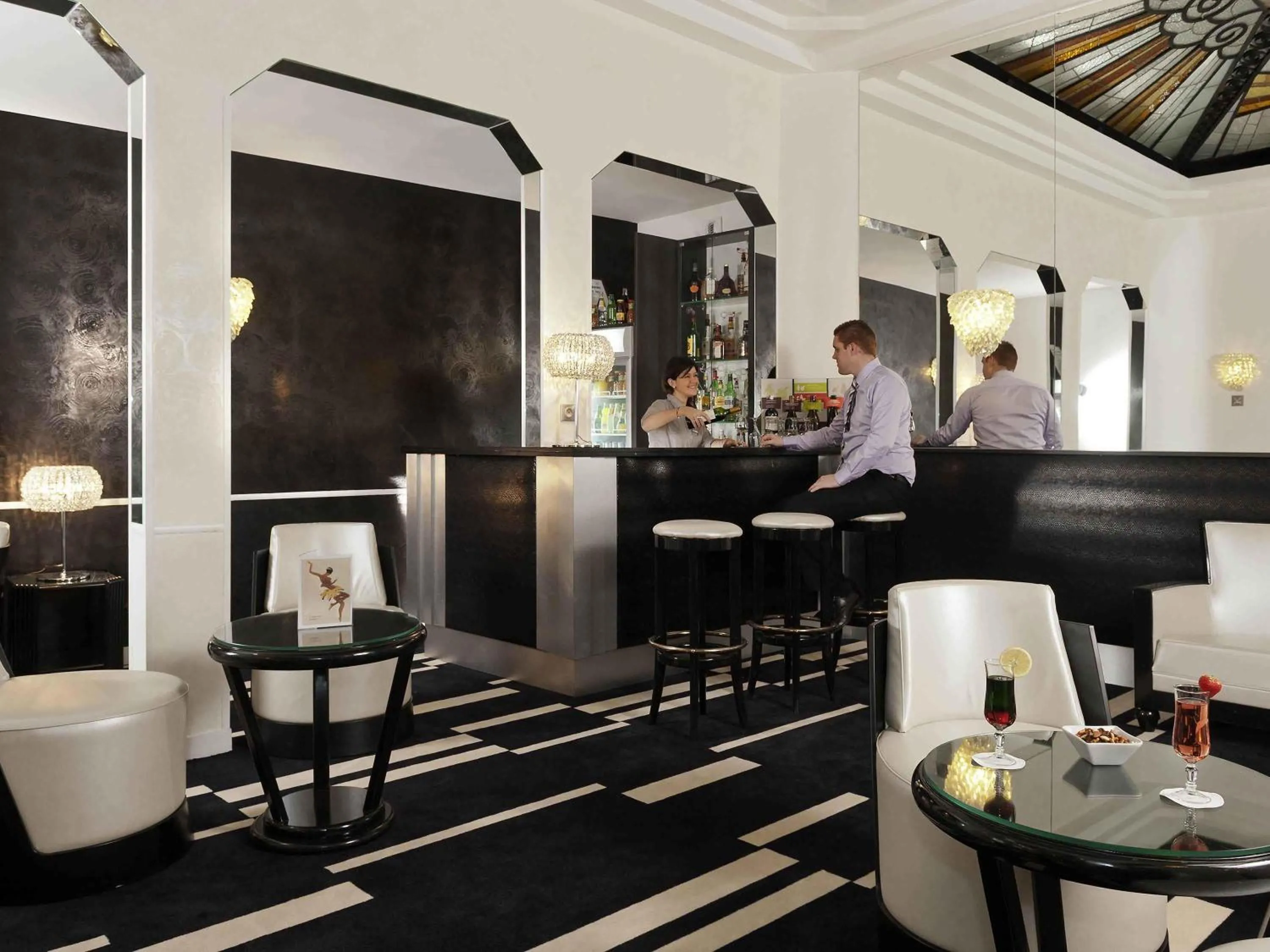 Lounge or bar in Mercure Paris Opéra Faubourg Montmartre