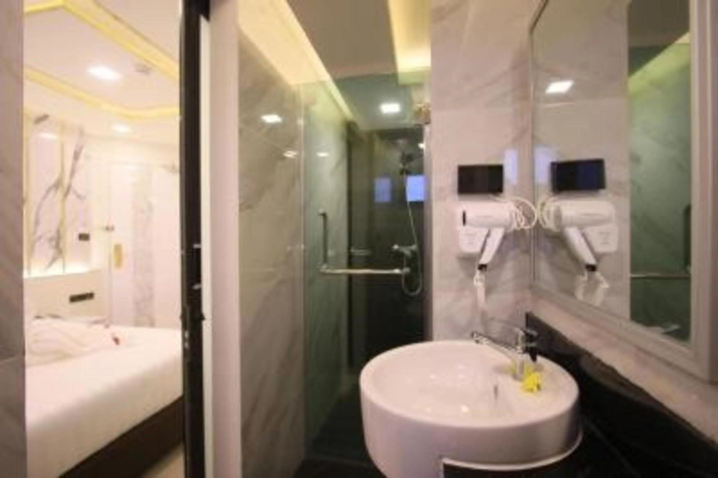 Shower in Pratunam Atrium Hotel