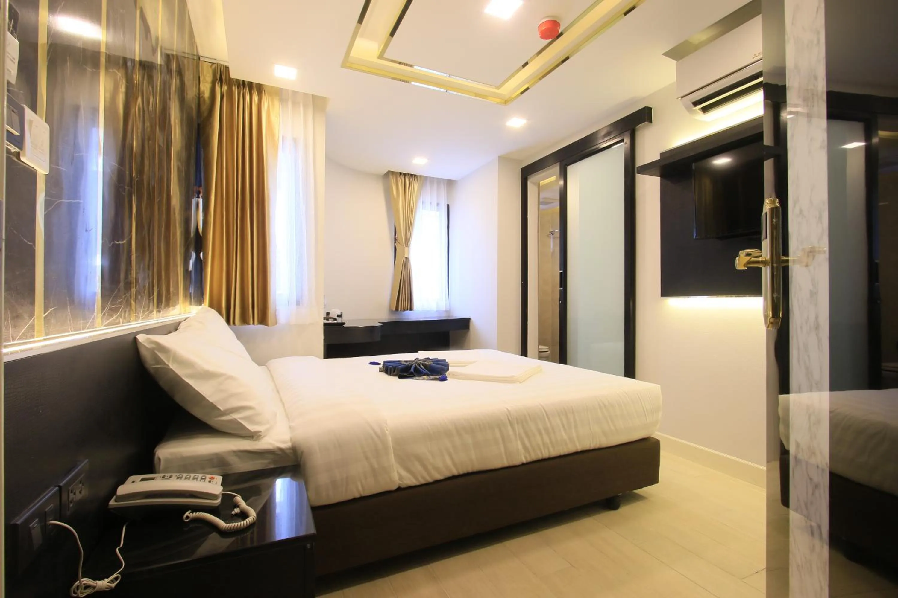 TV and multimedia, Bed in Pratunam Atrium Hotel
