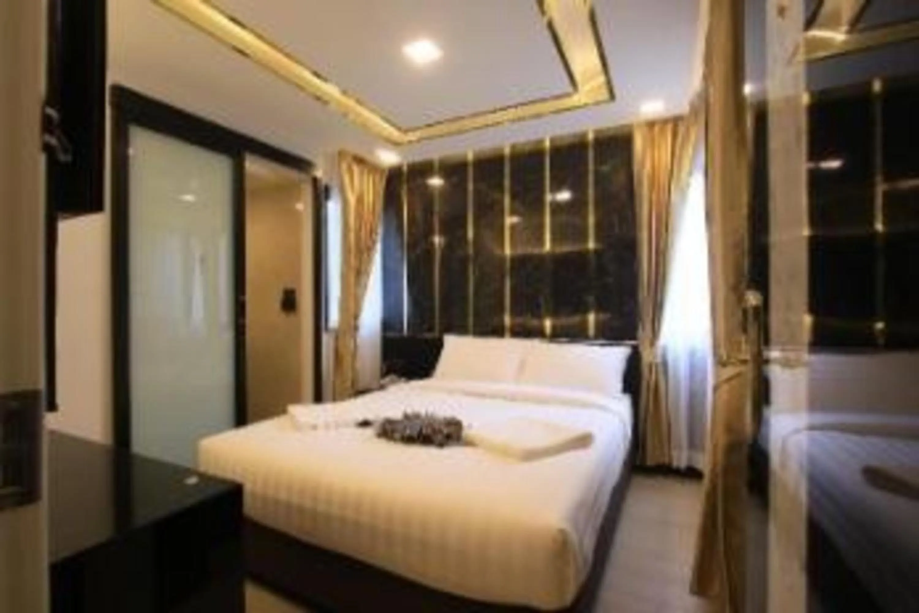 Photo of the whole room, Bed in Pratunam Atrium Hotel