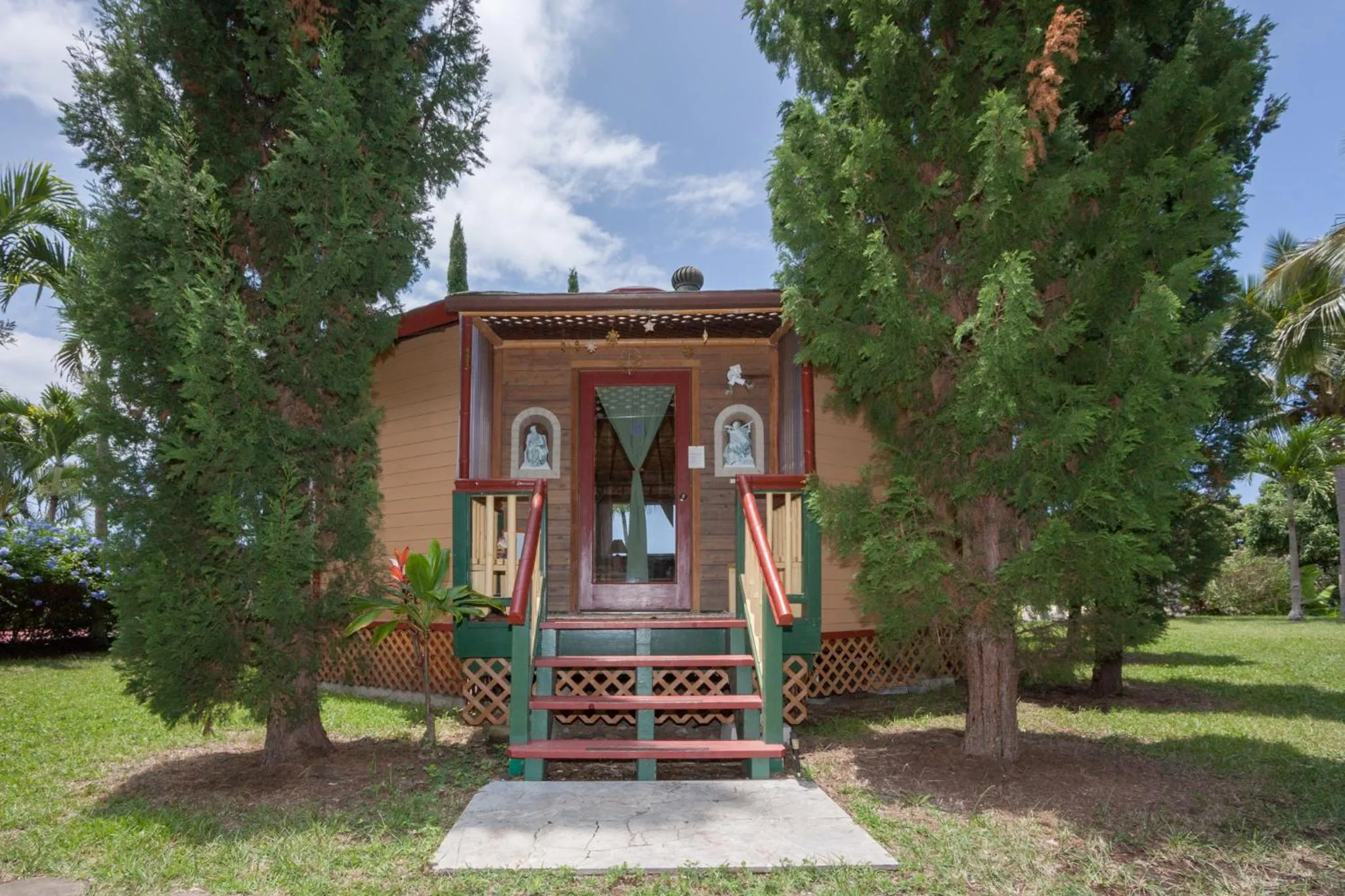 Communal lounge/ TV room in Banyan Tree Sanctuary Guest House