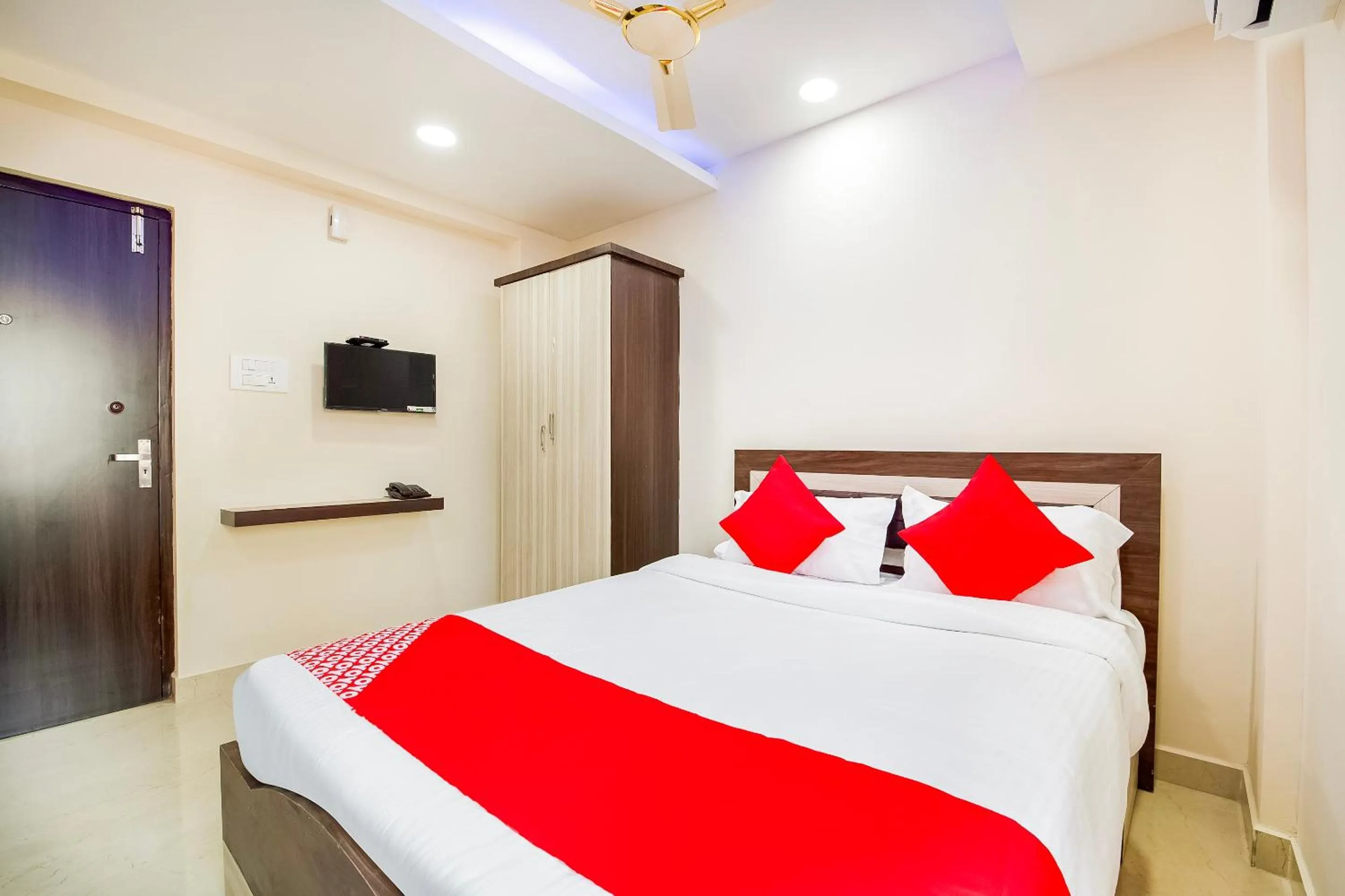 Bedroom, Bed in Super Capital O RR Towers by CJ