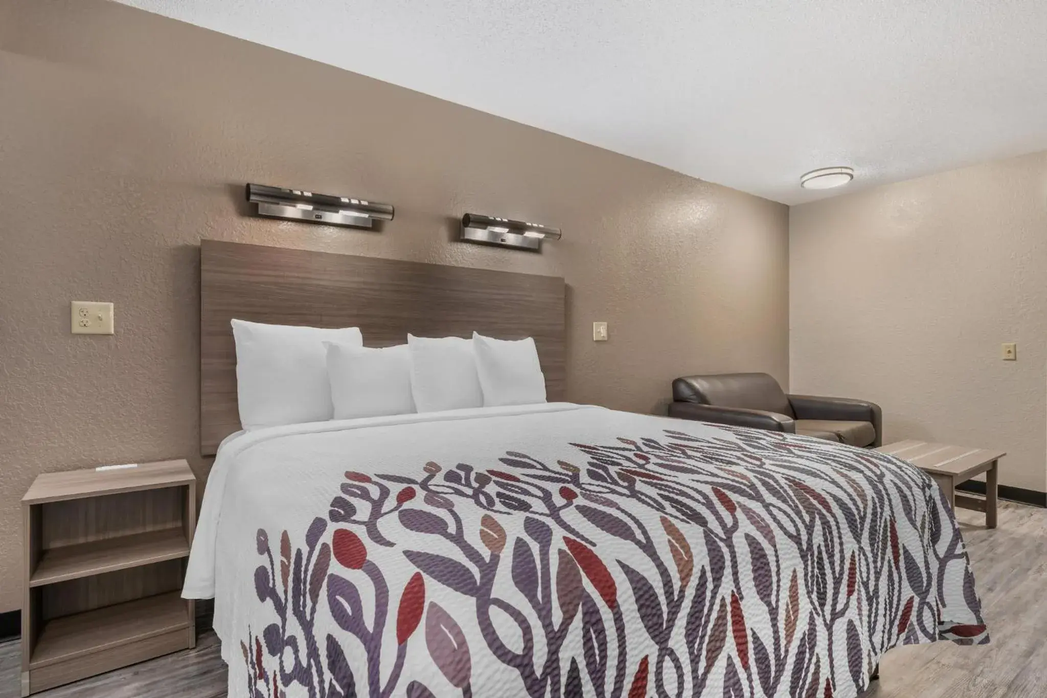 Deluxe King Room Non-Smoking in Red Roof Inn Houston Brookhollow Deluxe King Room Non-Smoking in Red Roof Inn Houston Brookhollow