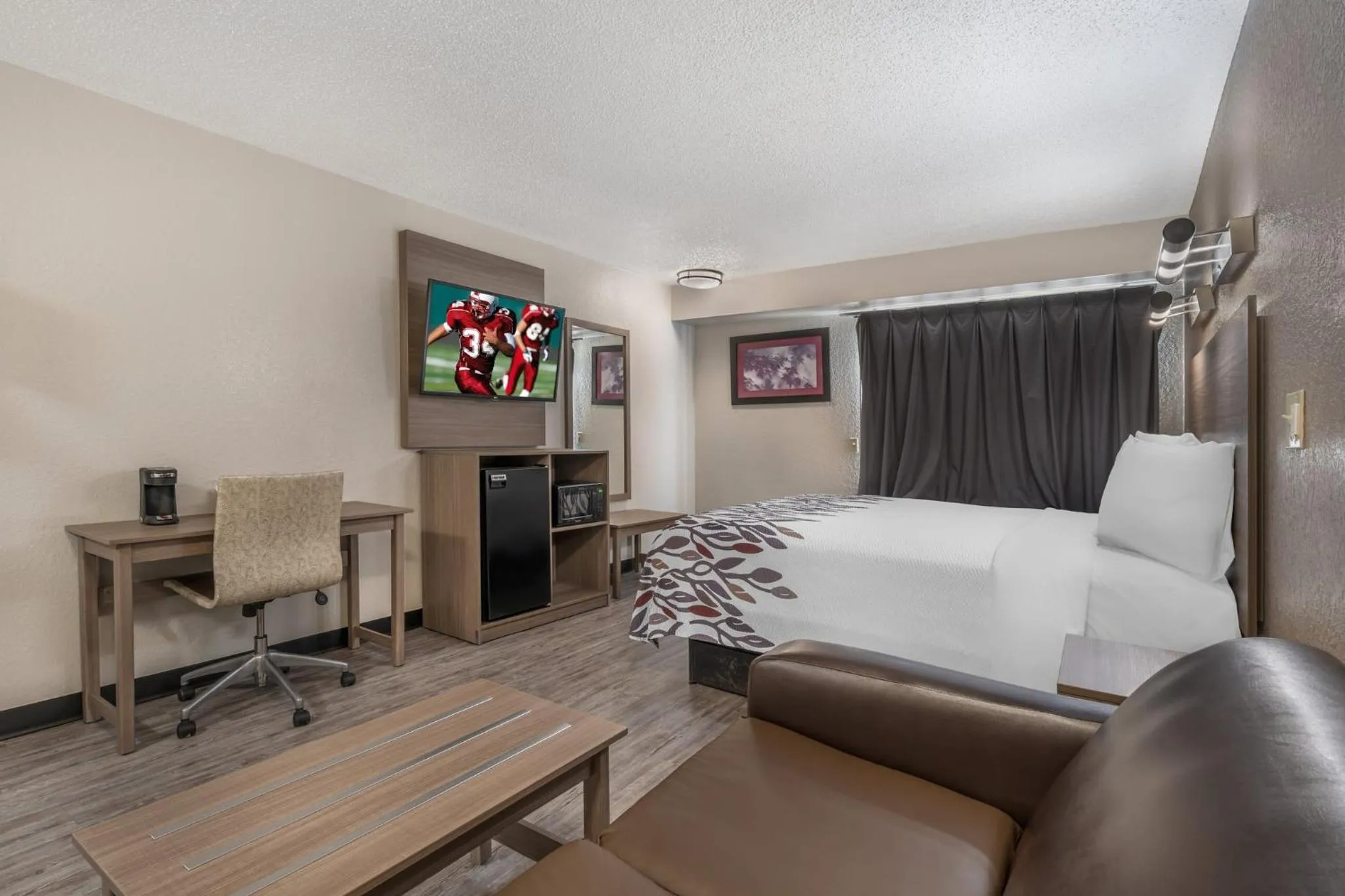 Photo of the whole room, Bed in Red Roof Inn Houston Brookhollow