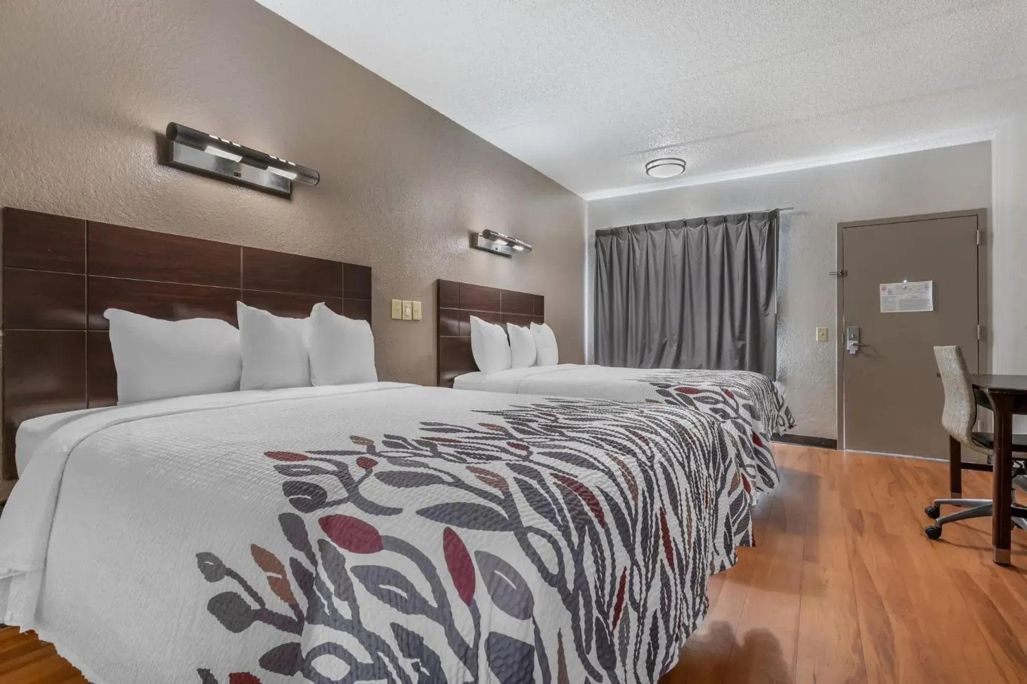 Deluxe Room with Two Queen Beds Smoking in Red Roof Inn Houston Brookhollow Deluxe Room with Two Queen Beds Smoking in Red Roof Inn Houston Brookhollow