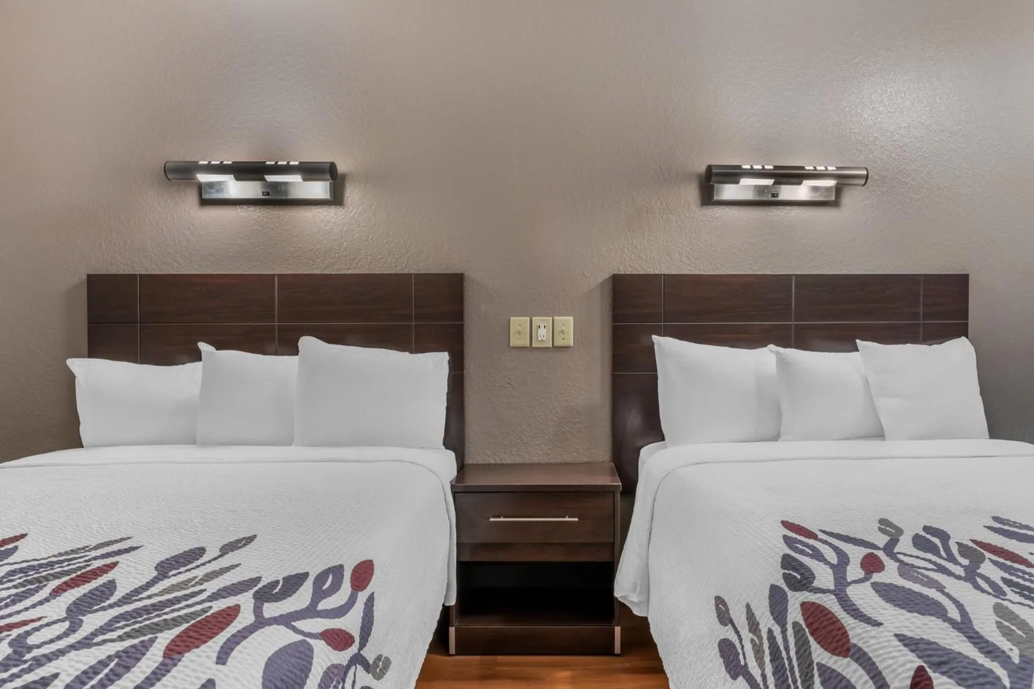 Photo of the whole room, Bed in Red Roof Inn Houston Brookhollow